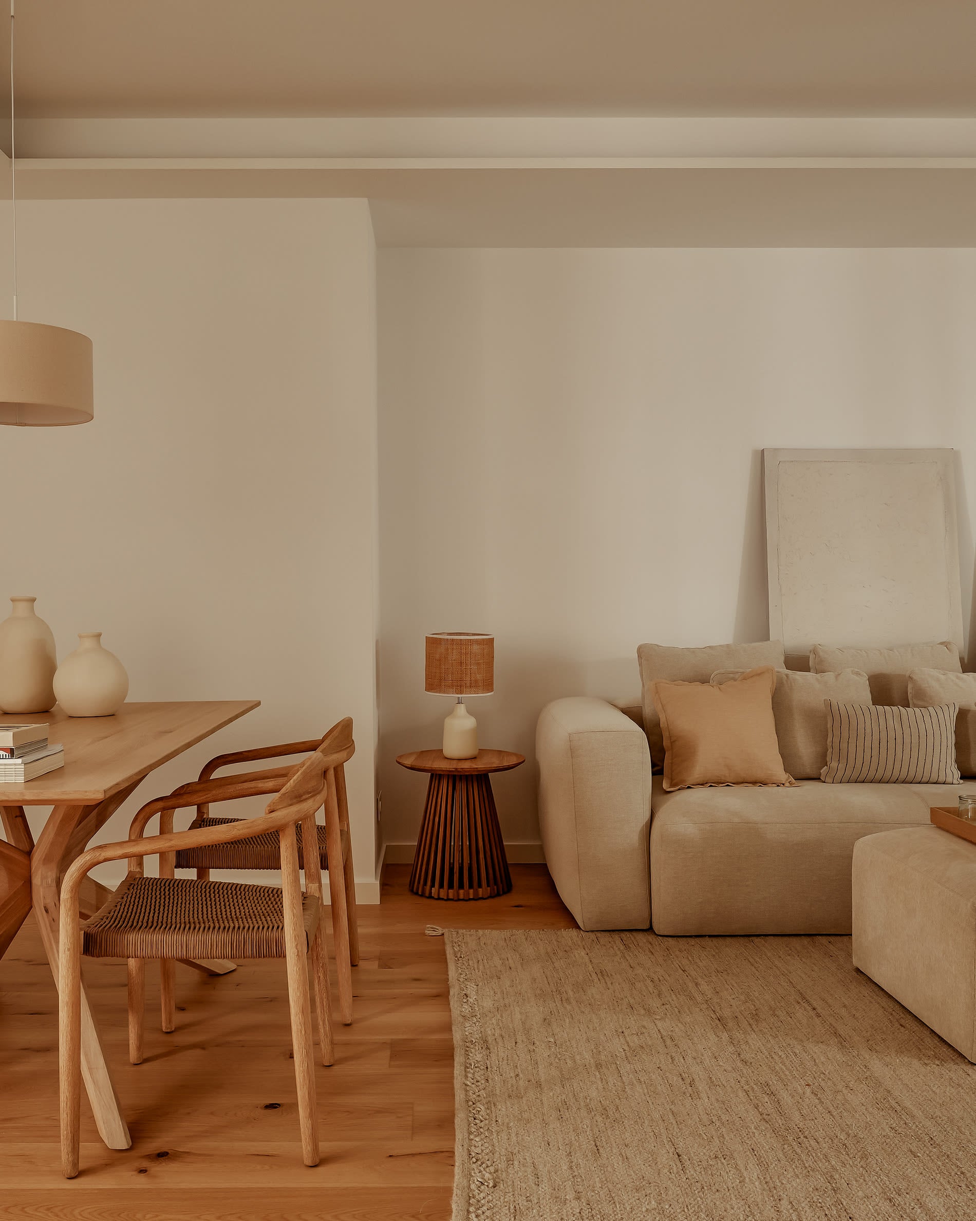 Eleganter Armande Tisch aus Eichenfurnier, 180x90 cm, mit hellem Finish, ideal für stilvolle Esszimmer von Kave Home.