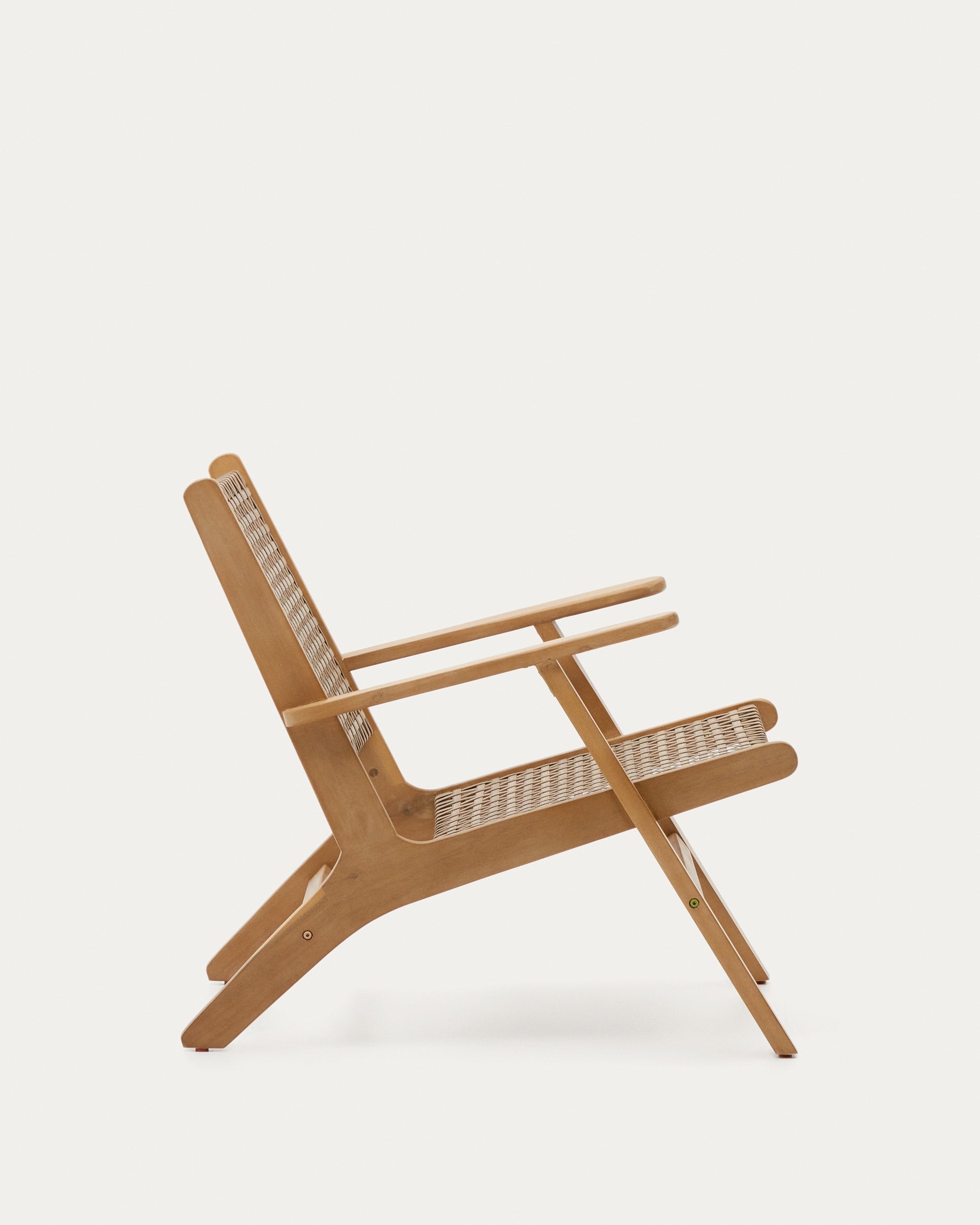 Grignoon Sessel: Nachhaltiger Luxus aus Akazienholz und Korbweide.