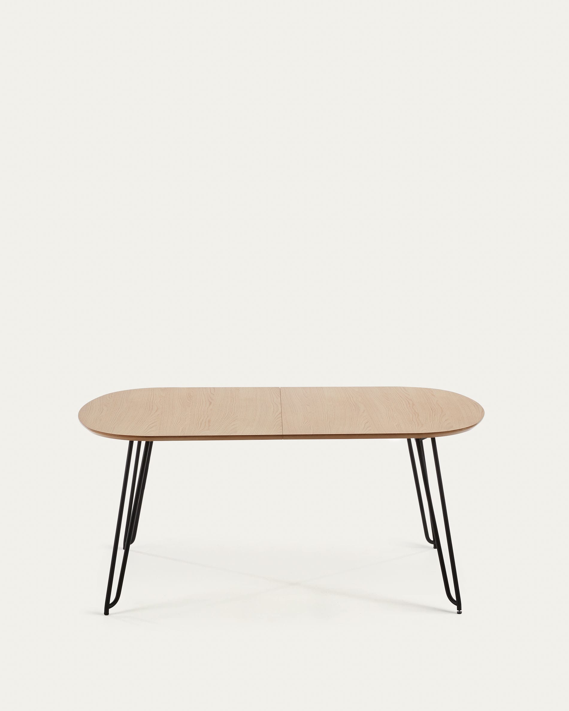 Eleganter ausziehbarer Tisch mit Eichenfurnier und schwarzen Stahlbeinen, perfekt für moderne und vielseitige Wohnräume.