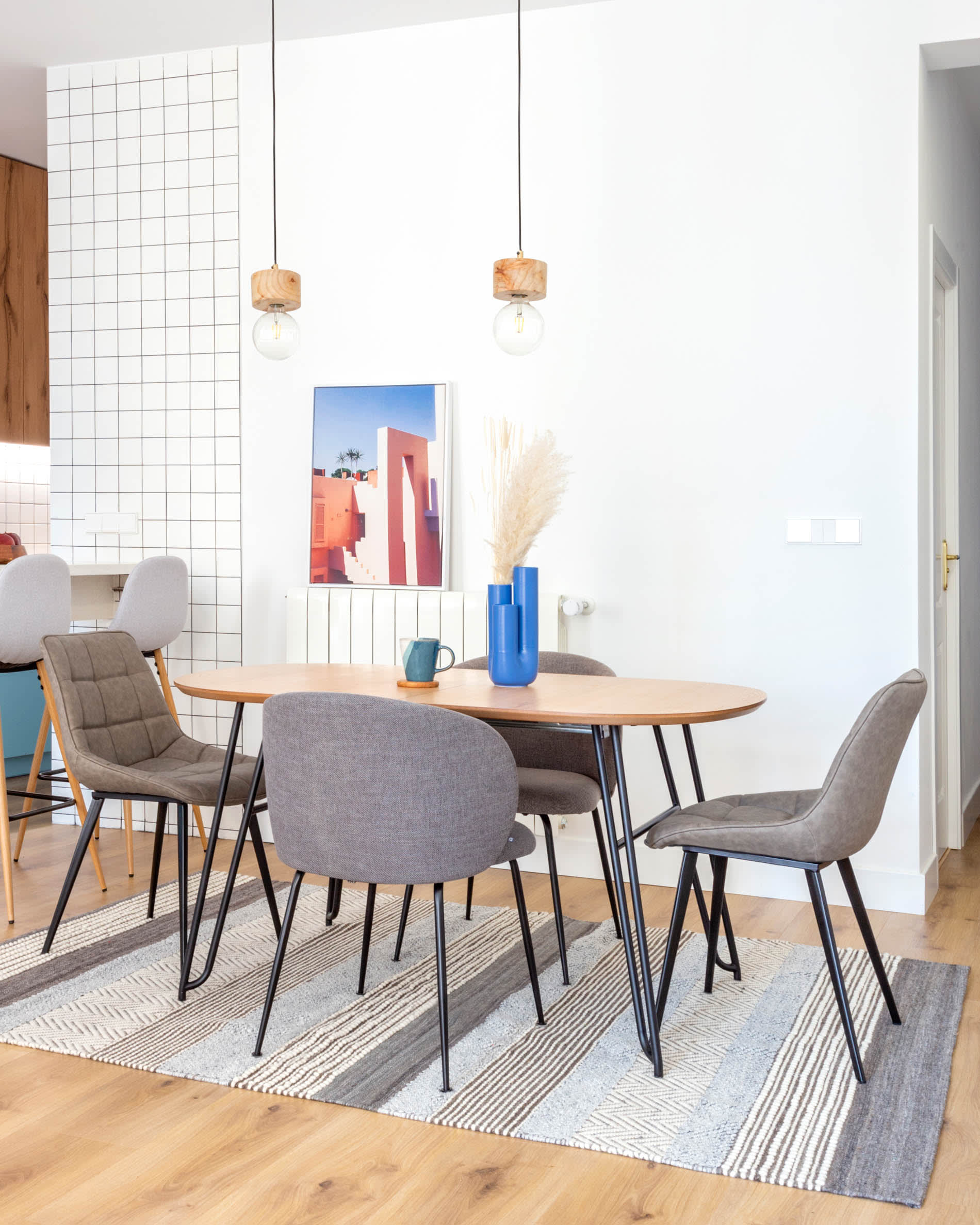 Eleganter ausziehbarer Tisch mit Eichenfurnier und robusten Stahlbeinen, perfekt für große Familienessen und stilvolle Zusammenkünfte.