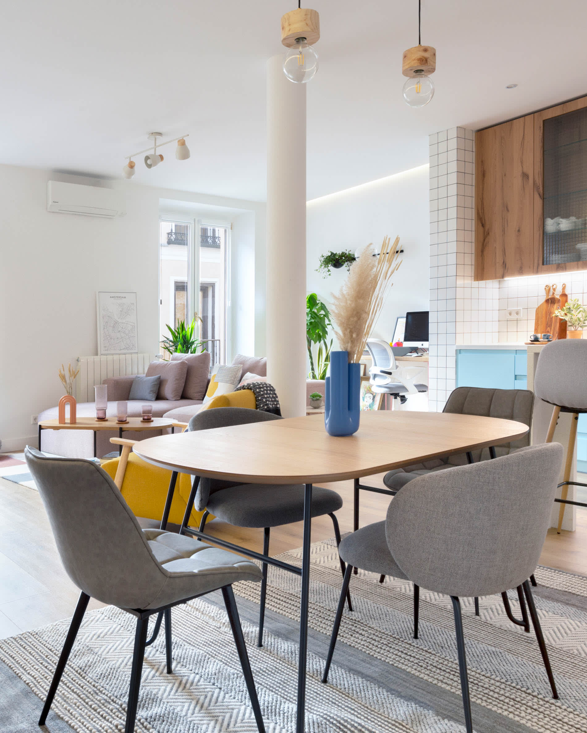 Moderner, flexibler Esstisch aus Eichenfurnier mit stabilen Stahlbeinen, ideal für große Familienessen und stilvolle Anlässe.