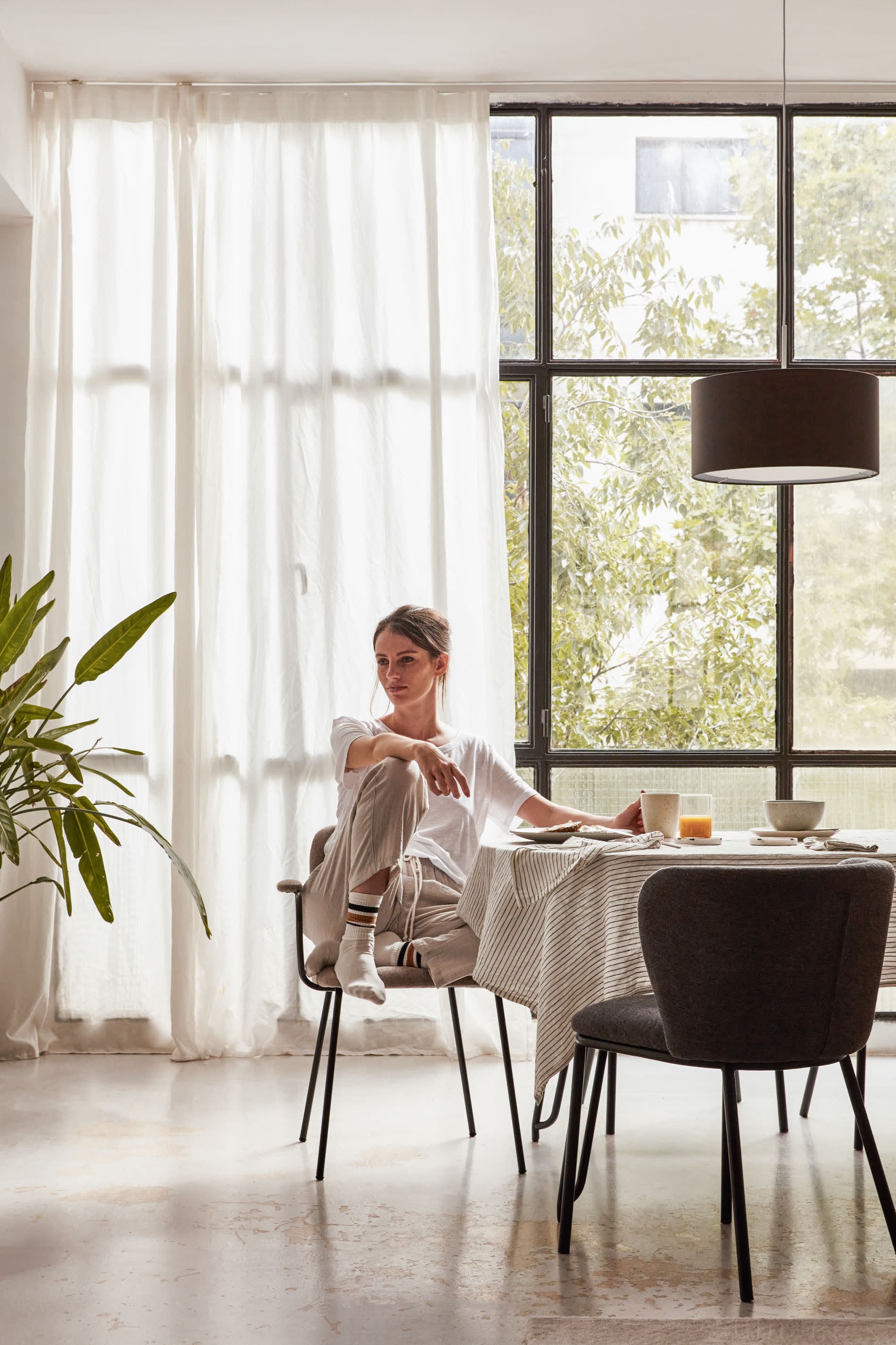 Der Novac Tisch von Kave Home vereint Flexibilität und modernes Design. Mit Eichenfurnier und stabilen Stahlbeinen ist er ideal für jede Gelegenheit.