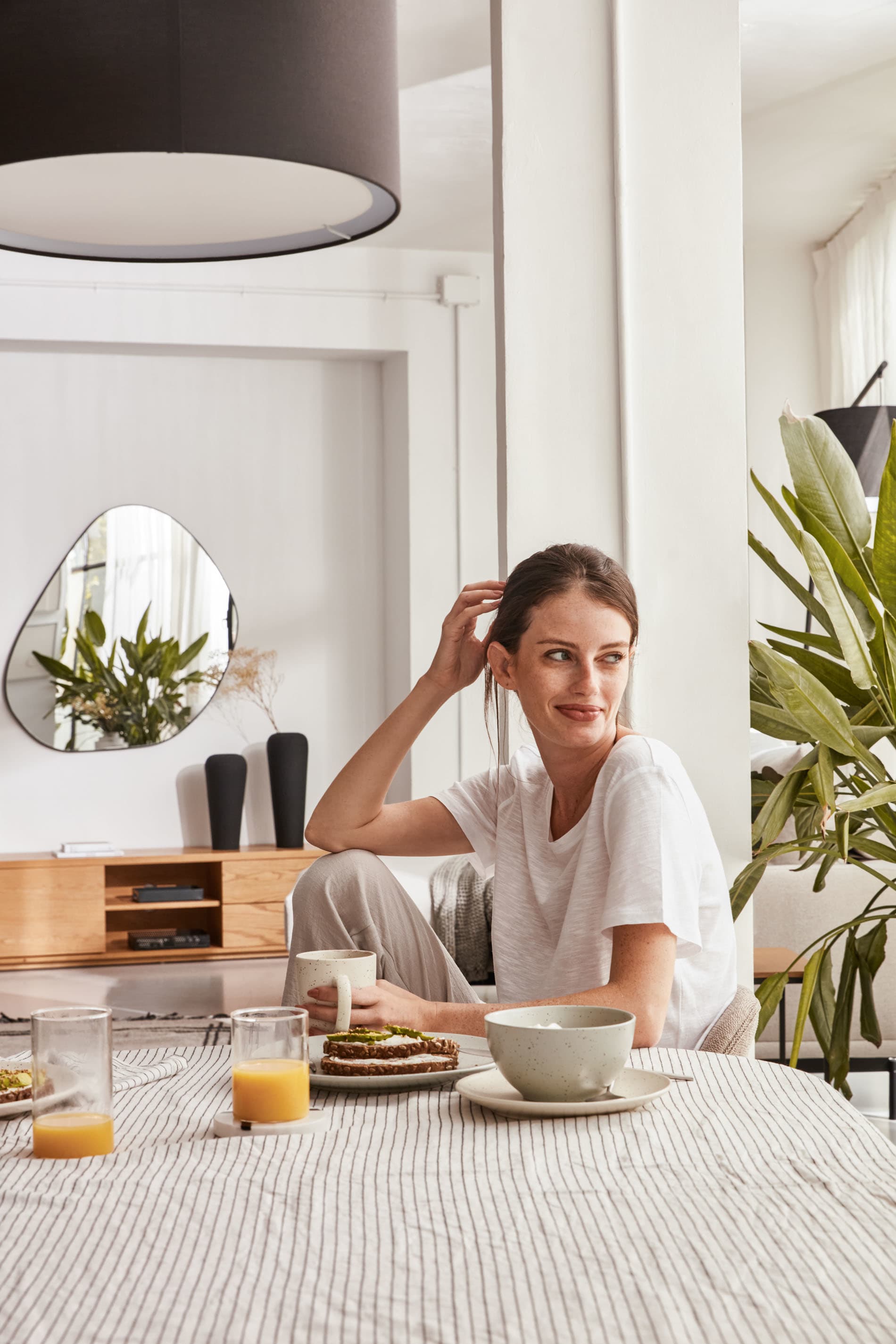 Der Novac ausziehbare Tisch von Kave Home vereint Flexibilität und modernes Design. Mit Eichenfurnier und stabilen Stahlbeinen ist er perfekt für jedes Esszimmer.