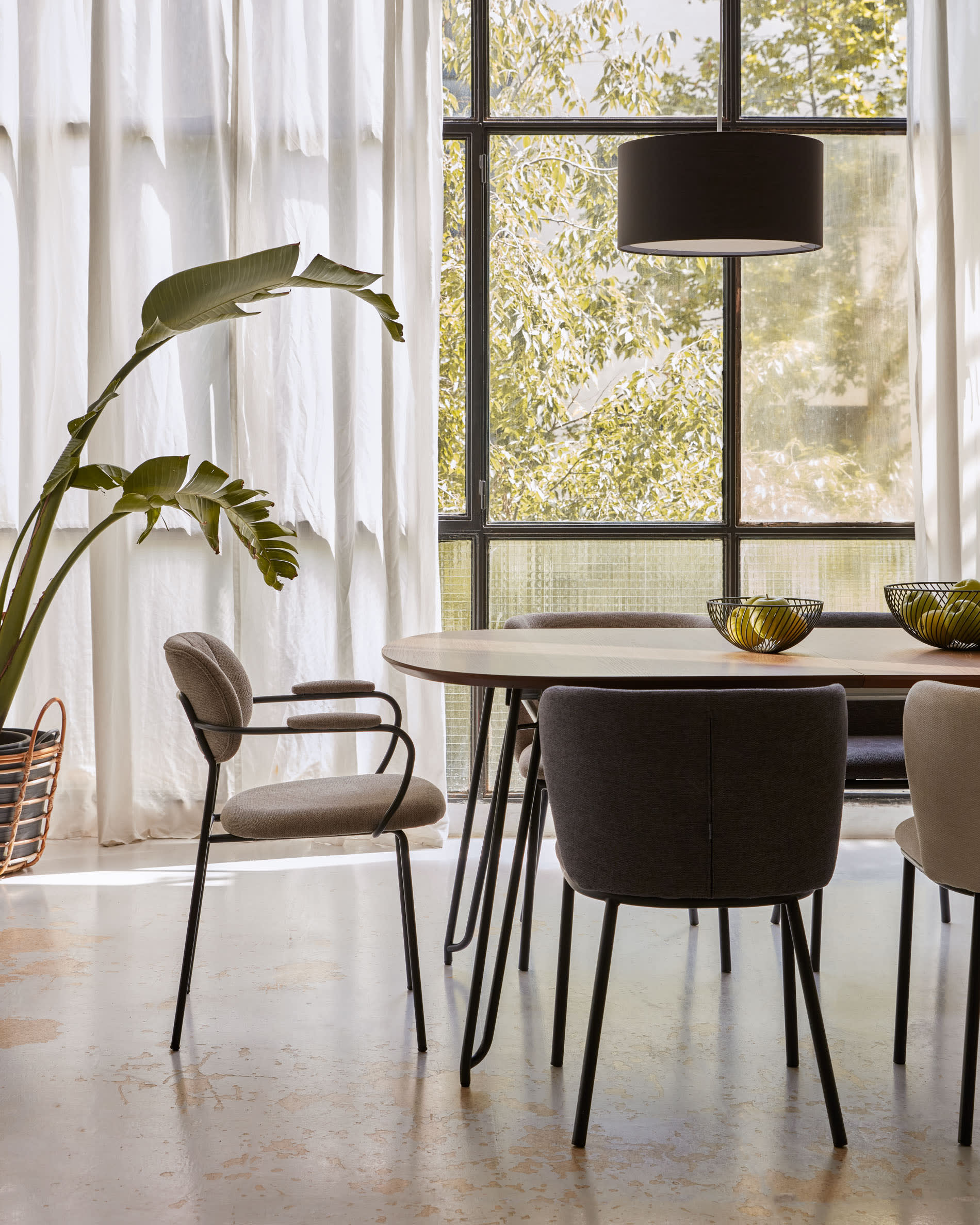 Der Novac ausziehbare Tisch von Kave Home kombiniert stilvolles Eichenfurnier mit robusten Stahlbeinen und passt sich flexibel Ihren Essbedürfnissen an.