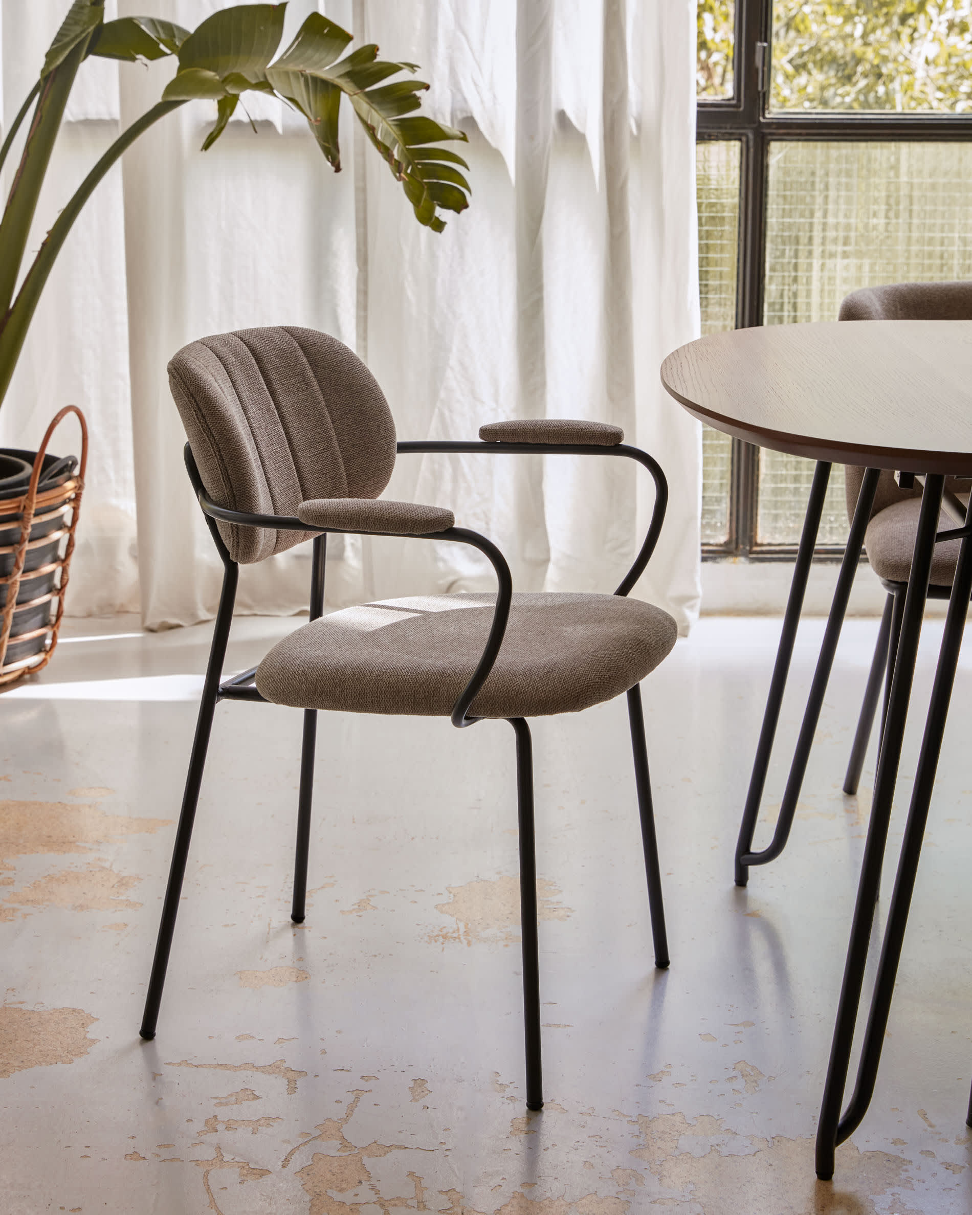 Der Novac ausziehbare Tisch von Kave Home vereint elegantes Eichenfurnier mit stabilen Stahlbeinen und bietet Platz für gesellige Runden.