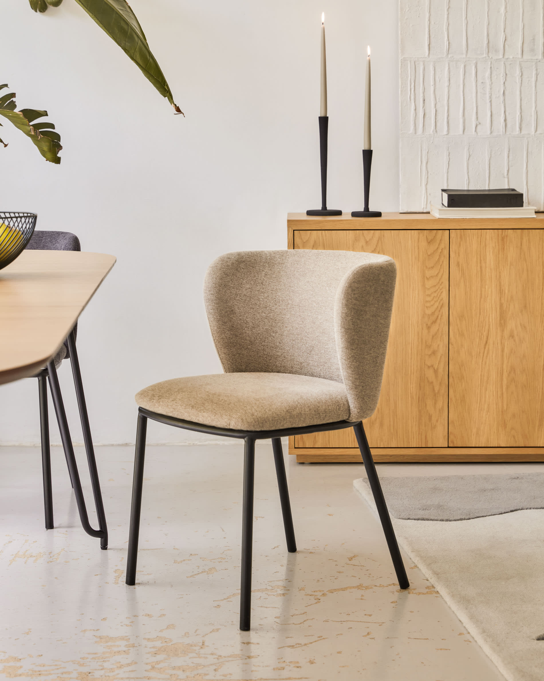 Der Novac ausziehbare Tisch von Kave Home vereint elegantes Eichenfurnier mit stabilen Stahlbeinen und passt sich perfekt an jede Esssituation an.