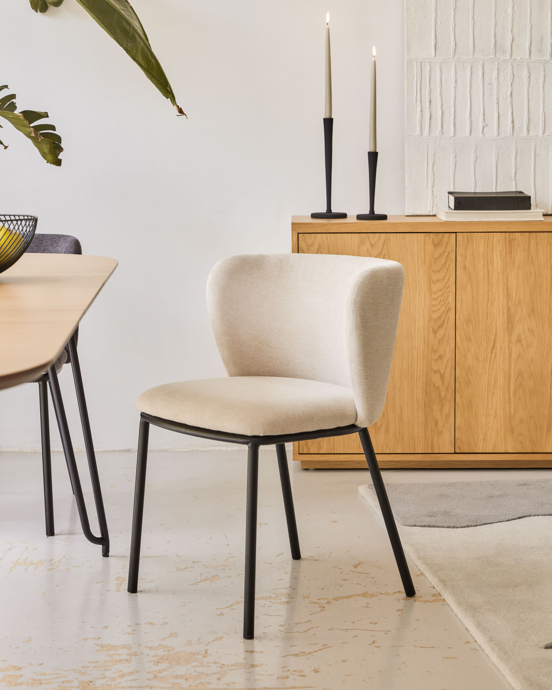 Der Novac ausziehbare Tisch von Kave Home kombiniert stilvolles Eichenfurnier mit robusten Stahlbeinen und bietet Flexibilität für jede Essgelegenheit.