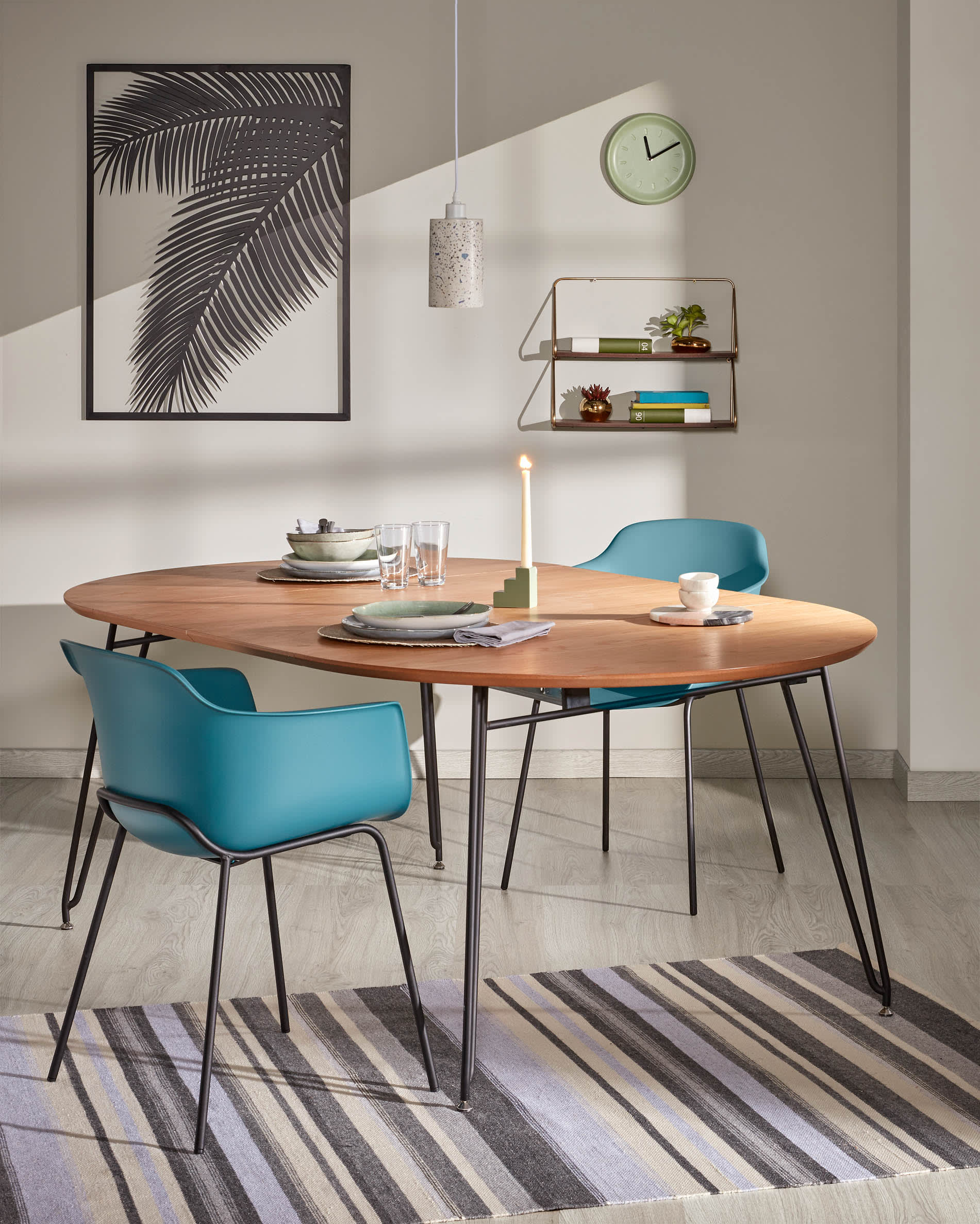 Moderner ausziehbarer Tisch mit Eichenfurnier und schwarzen Stahlbeinen, ideal für stilvolle und funktionale Wohnbereiche.