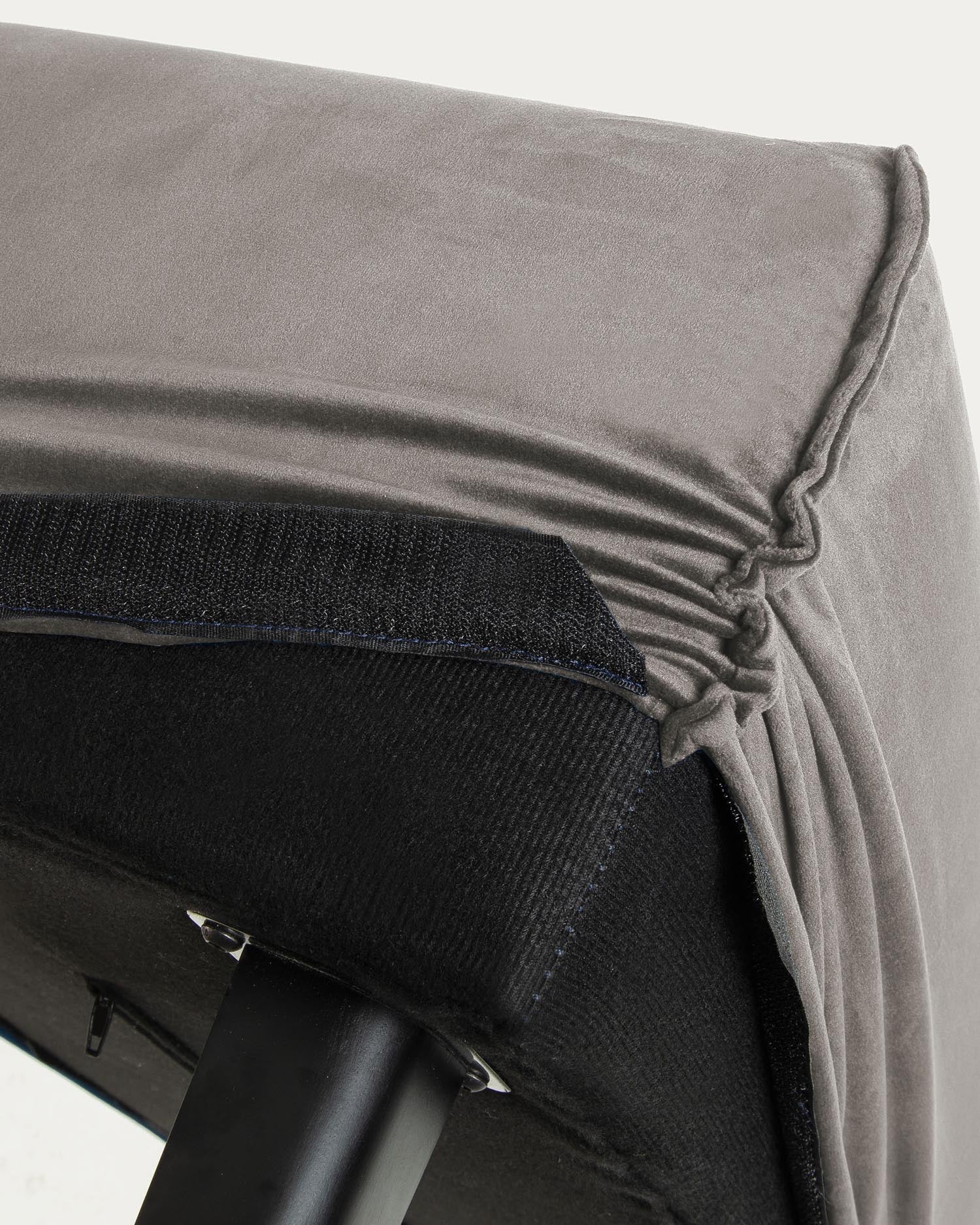 Elegante Dyla Polsterbank in grauem Samt, pflegeleicht und robust. Ideal für Flur, Wohnzimmer oder Schlafzimmer – vereint Stil und Funktionalität.