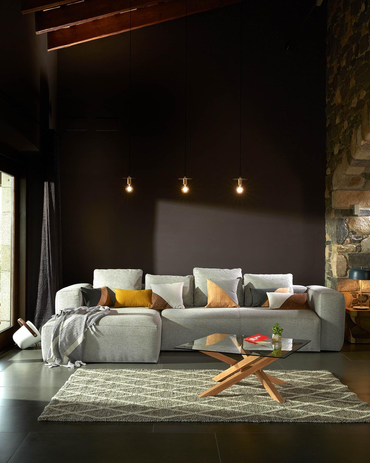 Der Kamido Couchtisch von Kave Home kombiniert stilvolles Glas mit stabilen Stahlbeinen in Holzoptik und bringt modernen Charme in Ihr Zuhause.