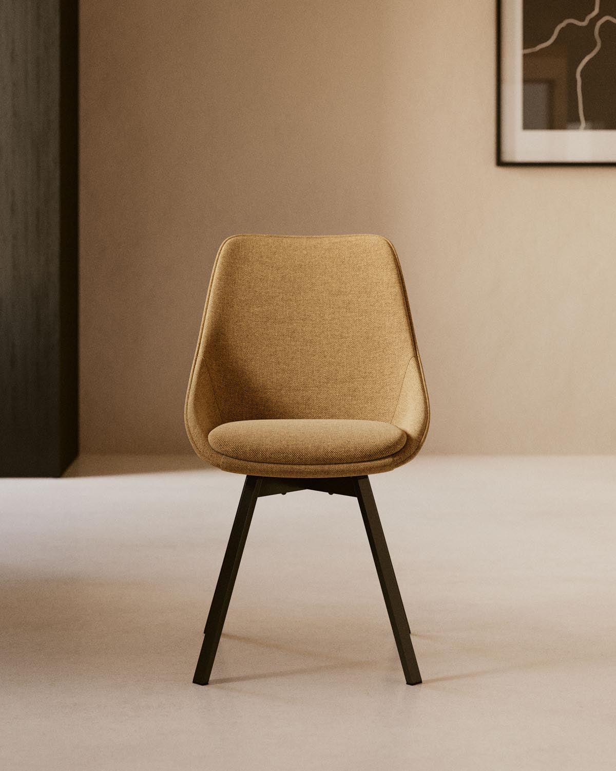 Eleganter Jenna Drehstuhl in Senfgelb mit stilvollen Stahlbeinen.