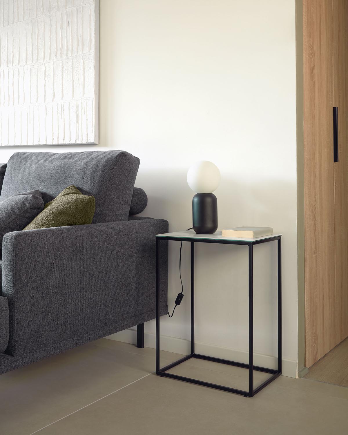 Eleganter Rewena Beistelltisch mit Kalos Weiss Feinsteinzeugplatte.