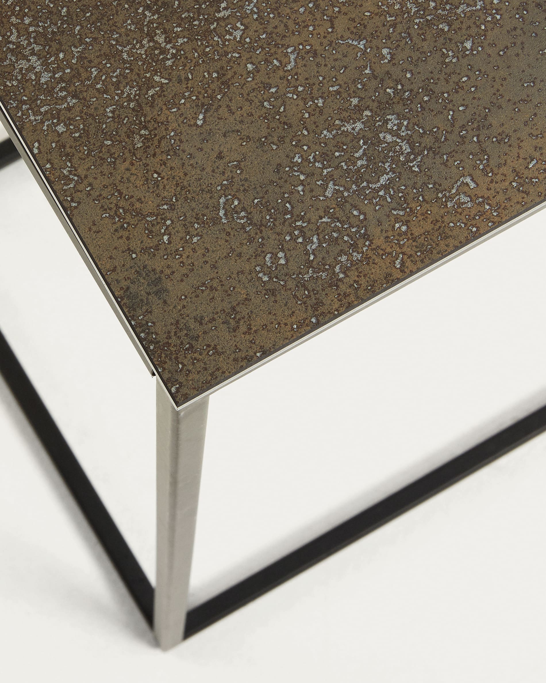 Stilvoller Rewena Beistelltisch mit robuster brauner Keramikplatte und eleganten Stahlbeinen, ideal für vielseitige Einsatzmöglichkeiten.