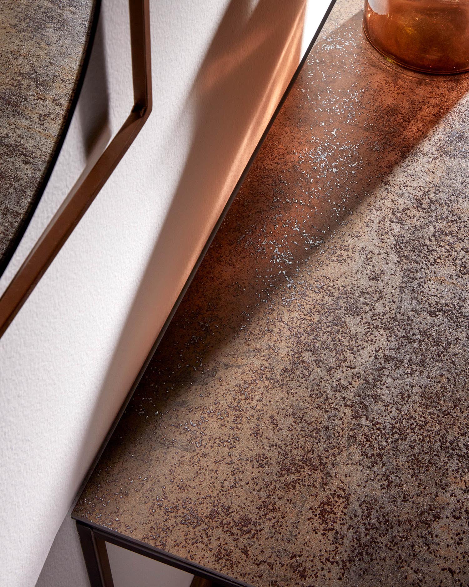 Moderner Beistelltisch mit brauner Feinsteinzeugplatte und schwarzen Stahlbeinen, ideal für stilvolle Wohnräume, 45x30 cm.