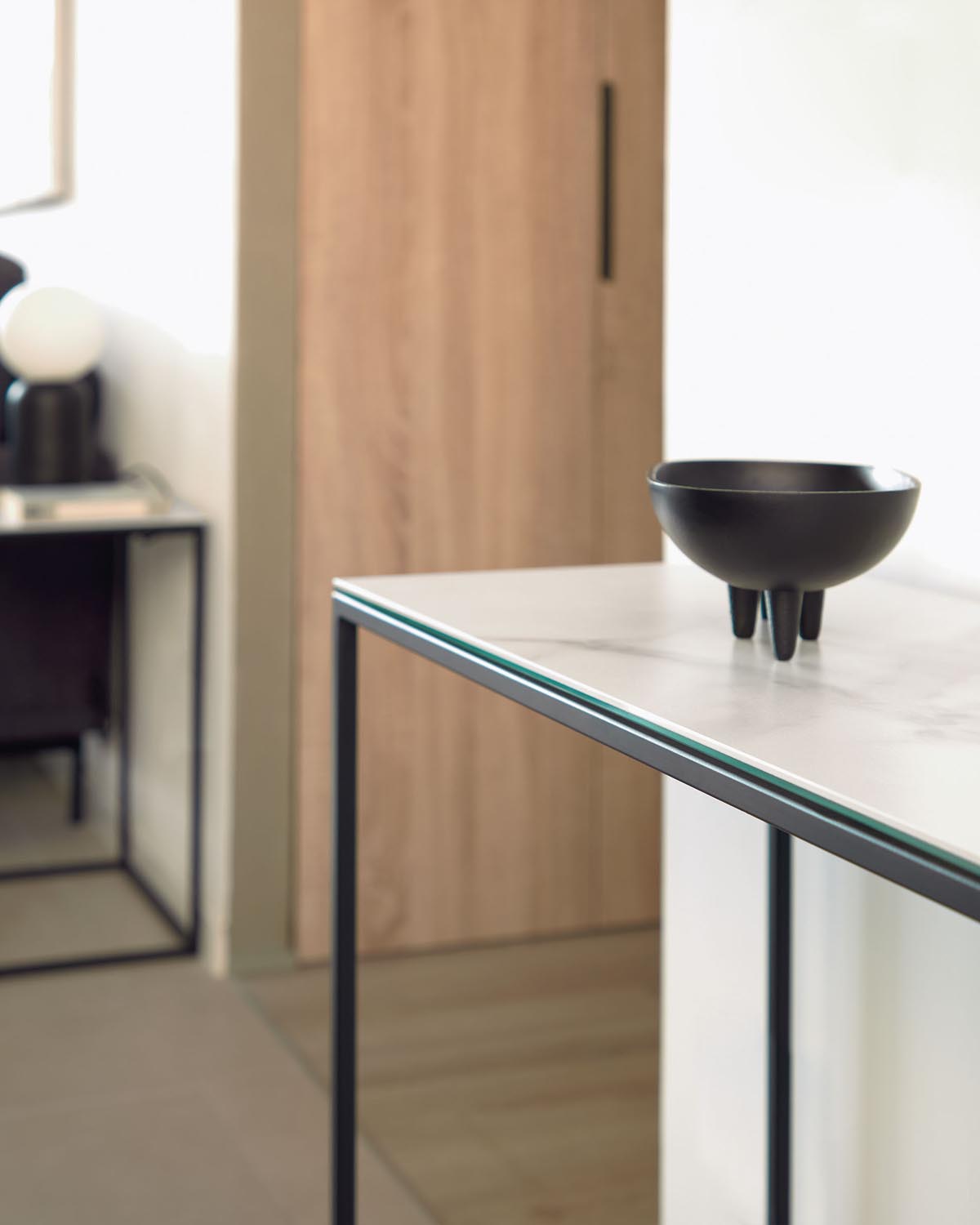 Rewena Konsolentisch: Edles Feinsteinzeug trifft robusten Stahl.