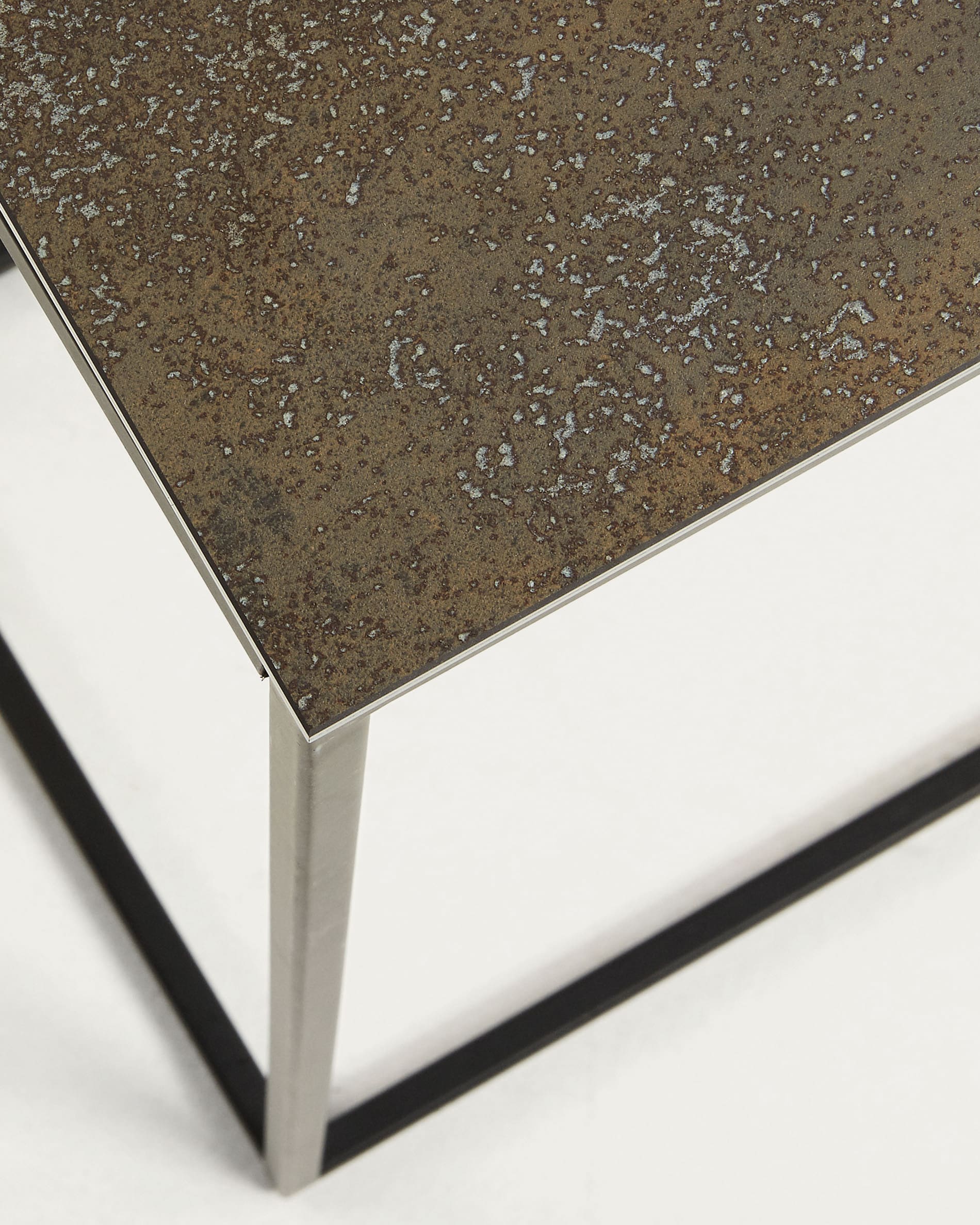 Eleganter Konsolentisch aus robustem Feinsteinzeug und Stahl, 110 x 75 cm, perfekt für modernes Wohnen und vielseitige Nutzung.