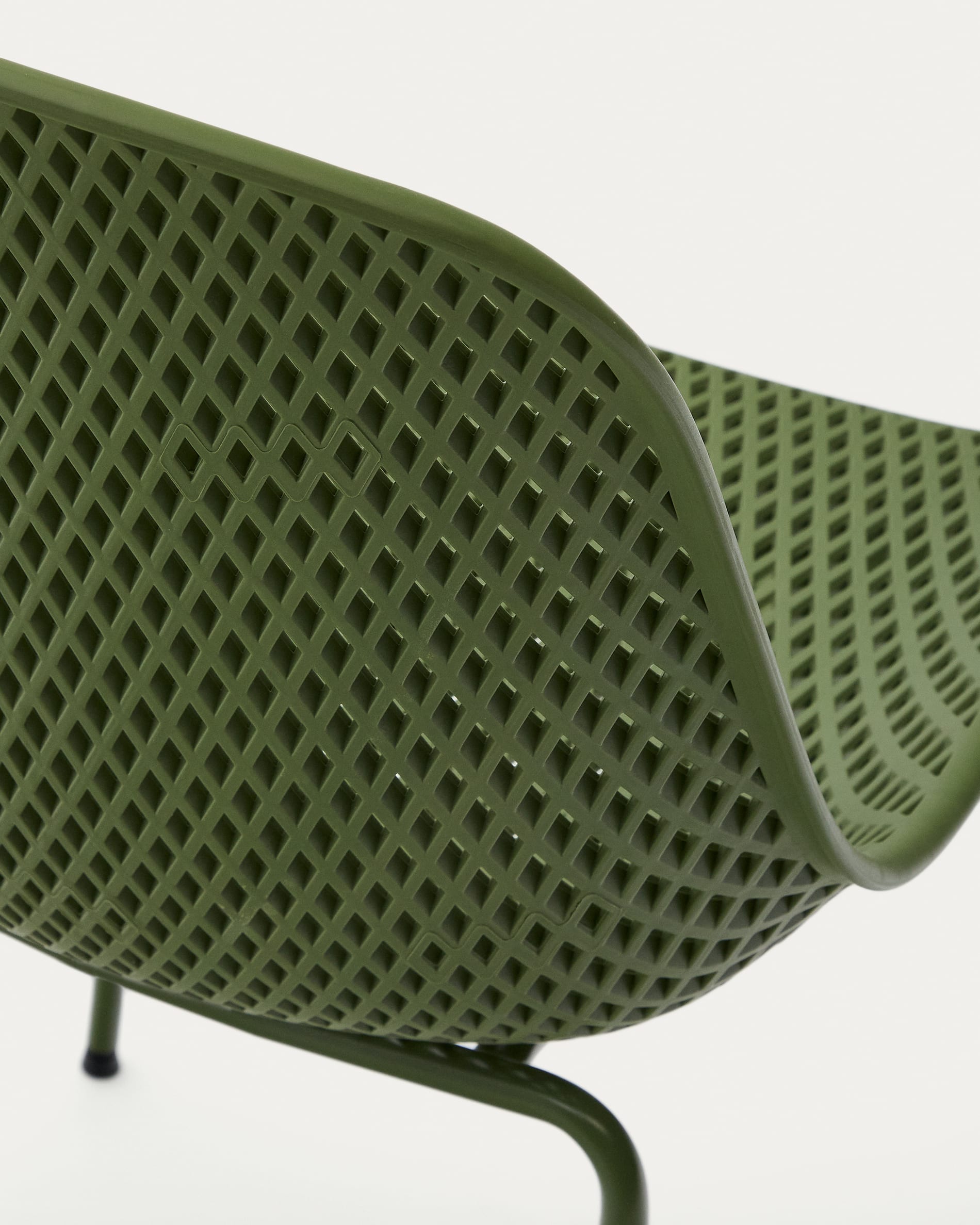 Eleganter Outdoor-Stuhl Quinby mit grünen Stahlbeinen und pflegeleichtem Kunststoff, perfekt für Garten und Balkon.