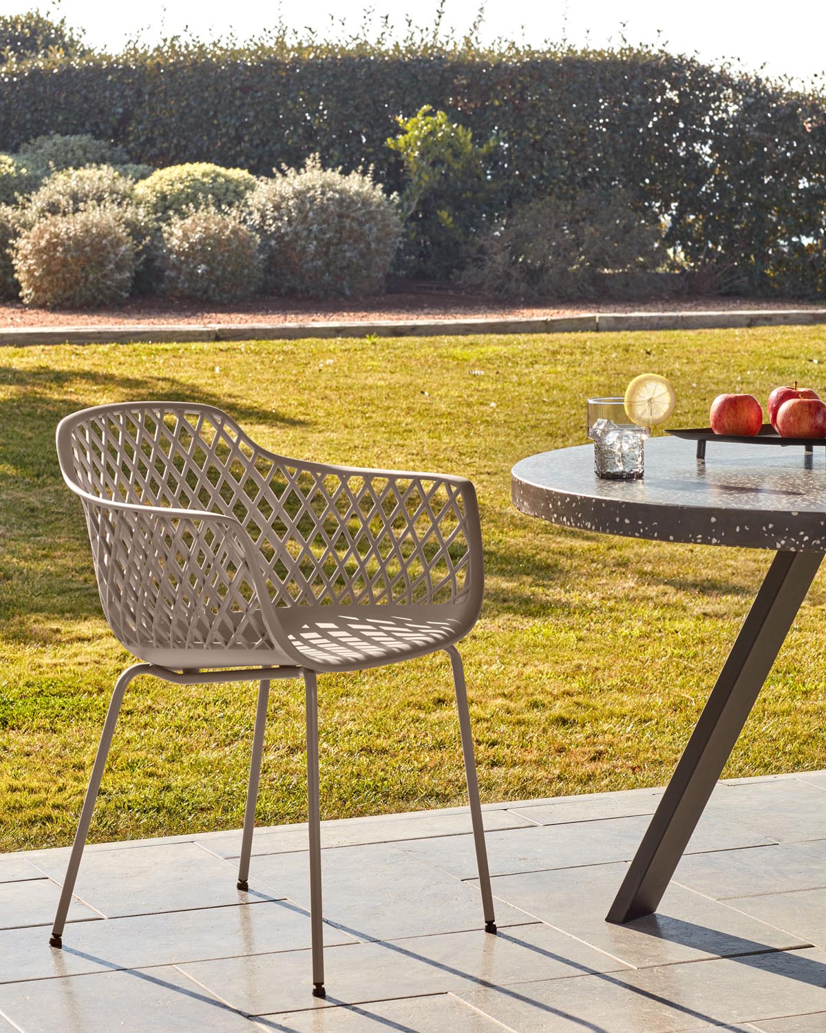 Eleganter Outdoor-Stuhl Quinn in Beige von Kave Home für Garten.