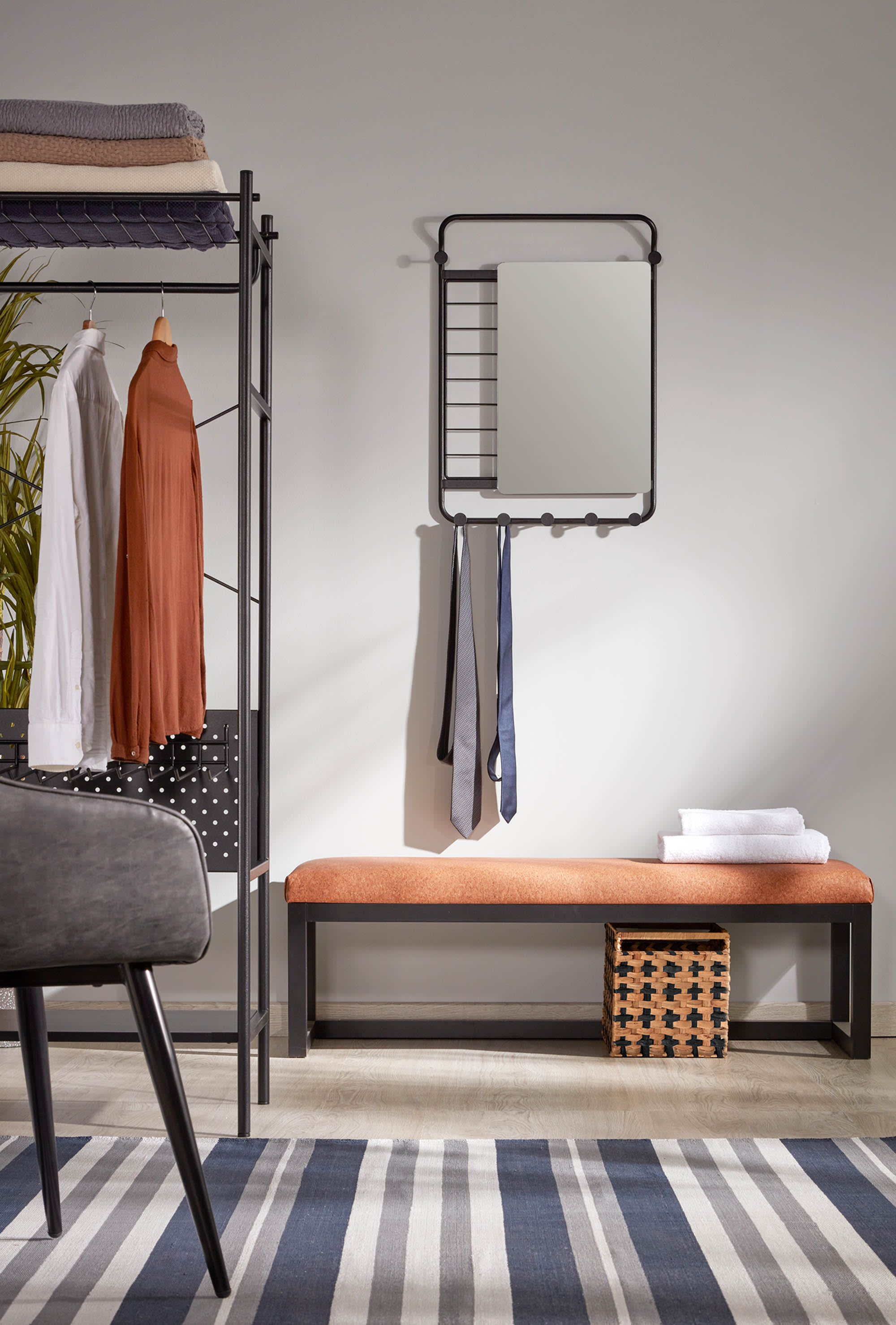 Eleganter offener Schrank von Kave Home, 120x182 cm, in schwarzem Finish, perfekt für moderne und praktische Einrichtung.