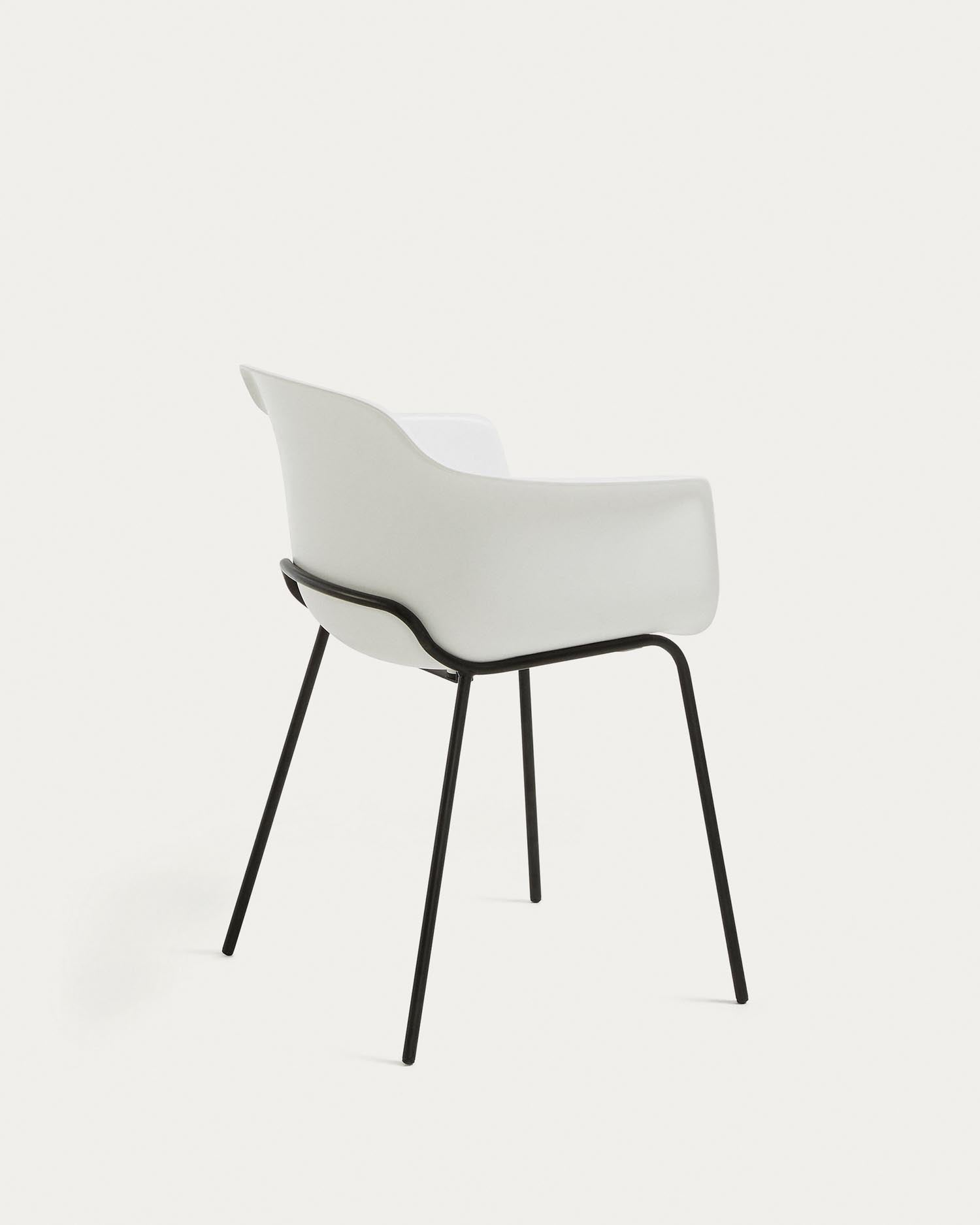 Entdecken Sie den Khasumi Stuhl in Weiß von Kave Home – ein stilvolles Möbelstück, das jedem Esszimmer einen Hauch von Eleganz verleiht.