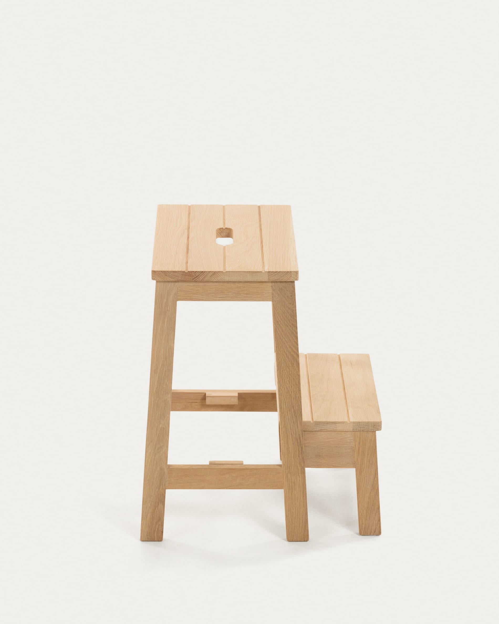 Praktischer Hocker mit integrierter Leiter, Modell Nell von Kave Home, 40 x 43 cm, ideal für vielseitige Nutzung im Haushalt.