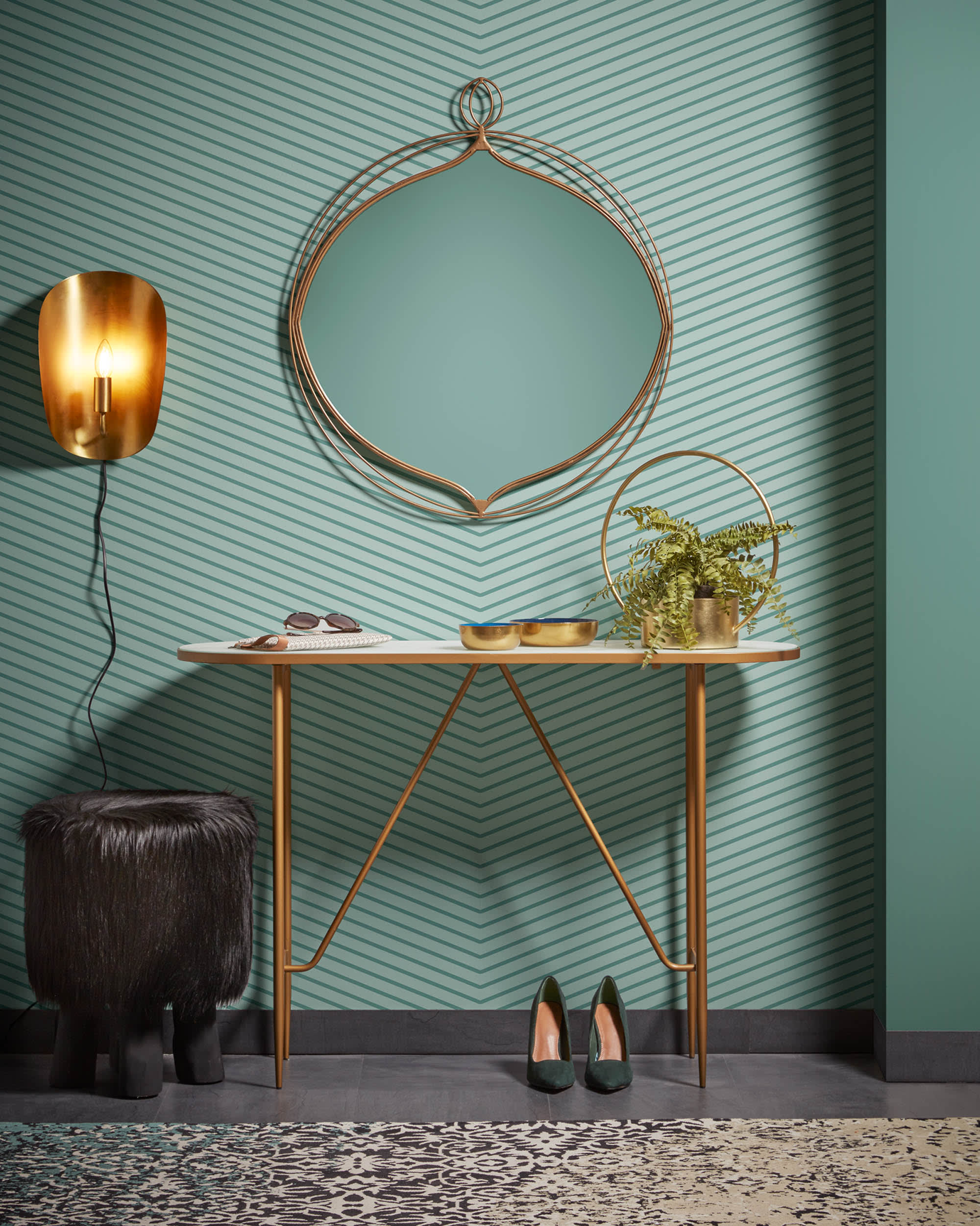 Luxuriöse Konsole von Kave Home mit goldfarbenem Metallgestell und edler Marmorplatte, 110 x 76 cm. Perfekt für ein stilvolles Ambiente.