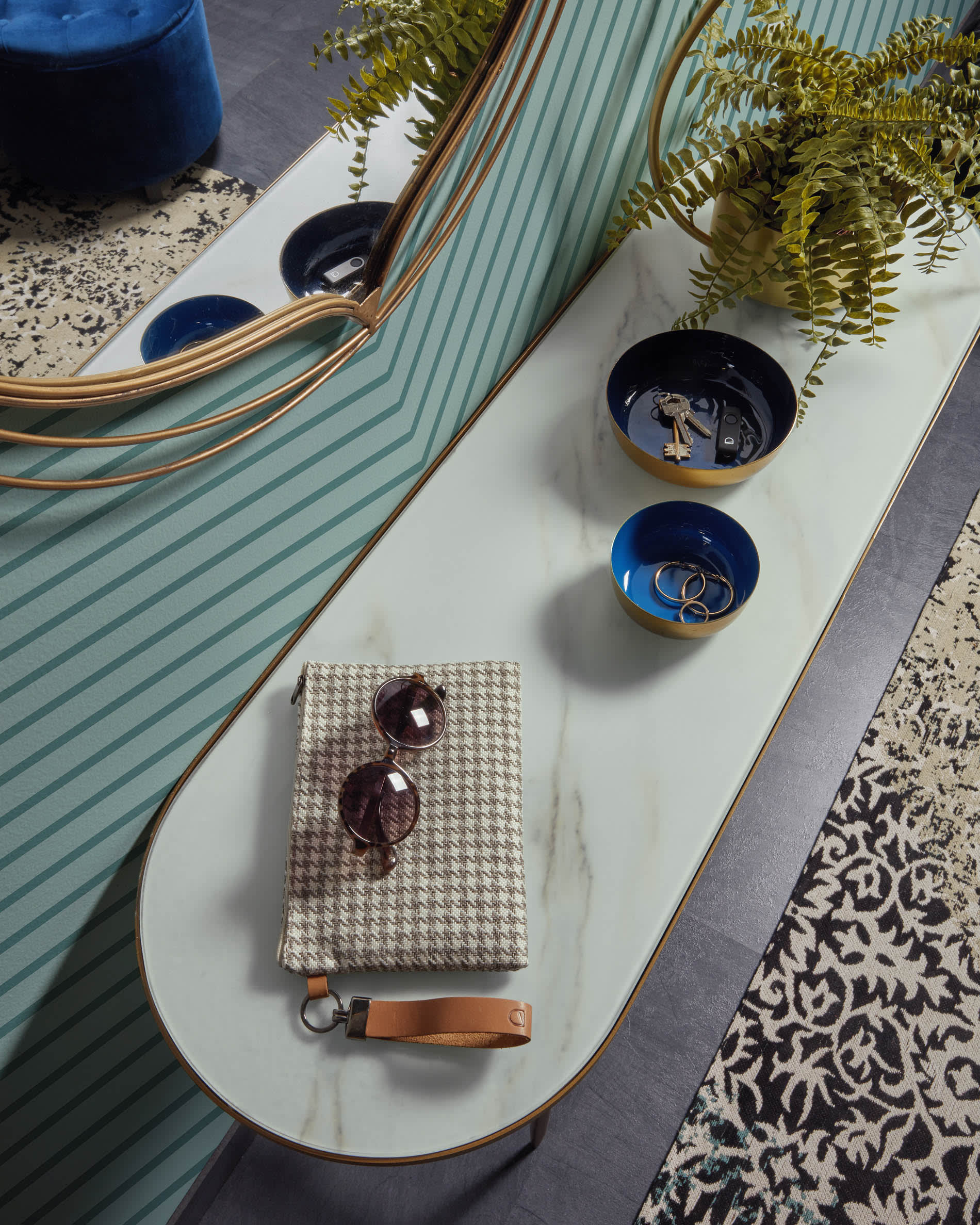 Elegante Konsole von Kave Home mit goldfarbenem Gestell und Marmorplatte, 110 x 76 cm. Stilvoll und hochwertig für Ihr Zuhause.