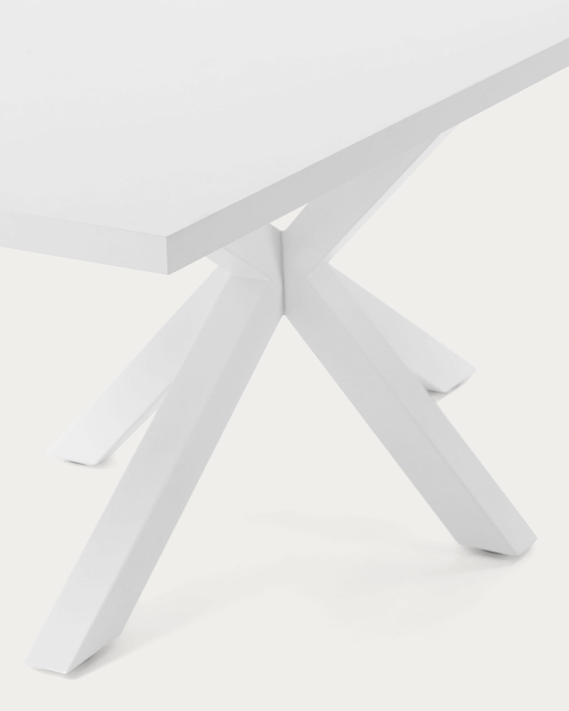 Tisch Argo von Kave Home: Moderner Esstisch mit weißer Melaminoberfläche und robusten Stahlbeinen, ideal für gesellige Abende und stilvolle Esszimmer.