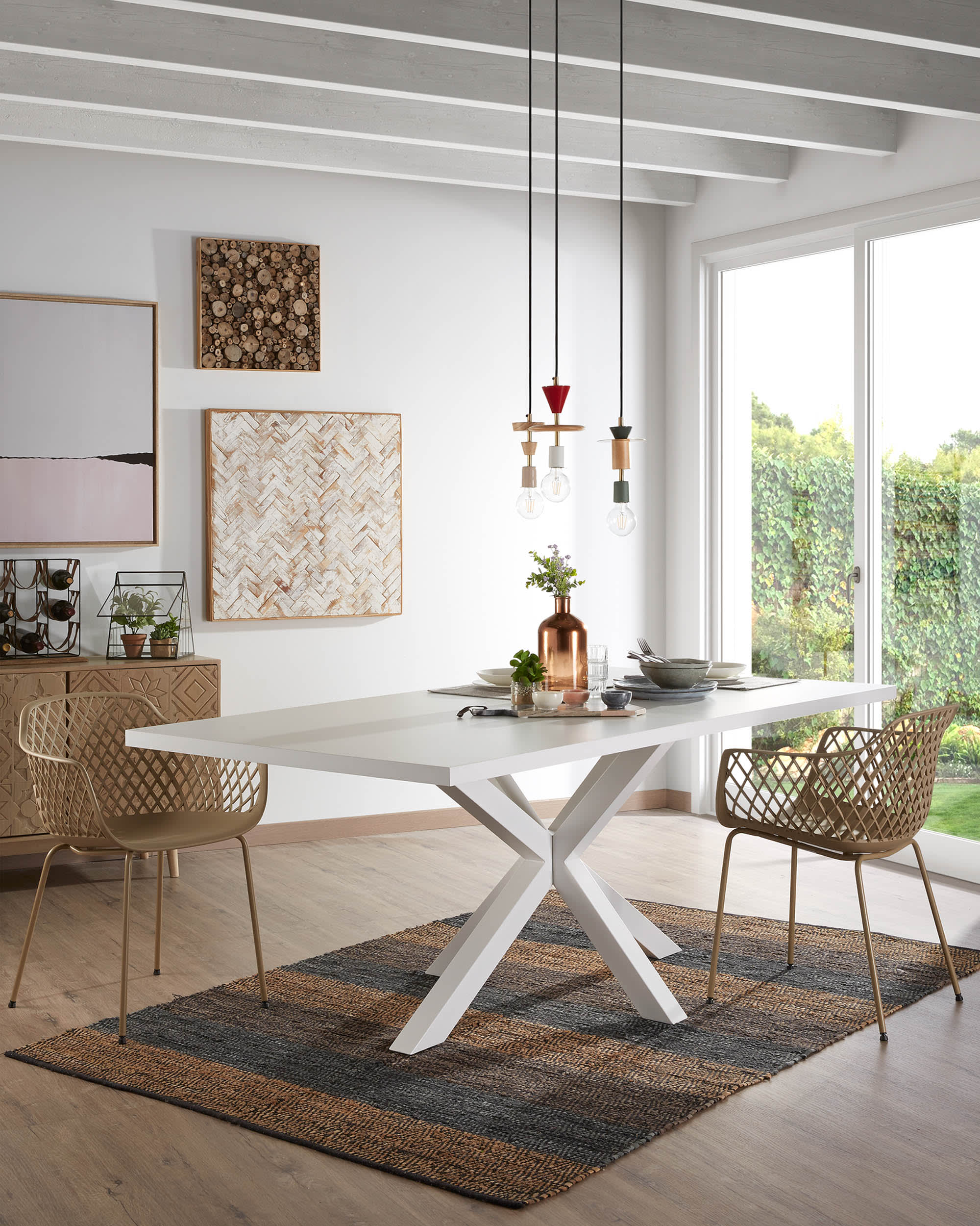 Moderner Tisch Argo: Weisse Melamin-Oberfläche, robuste Stahlbeine, 160x100 cm, ideal für stilvolle und funktionale Wohnbereiche.