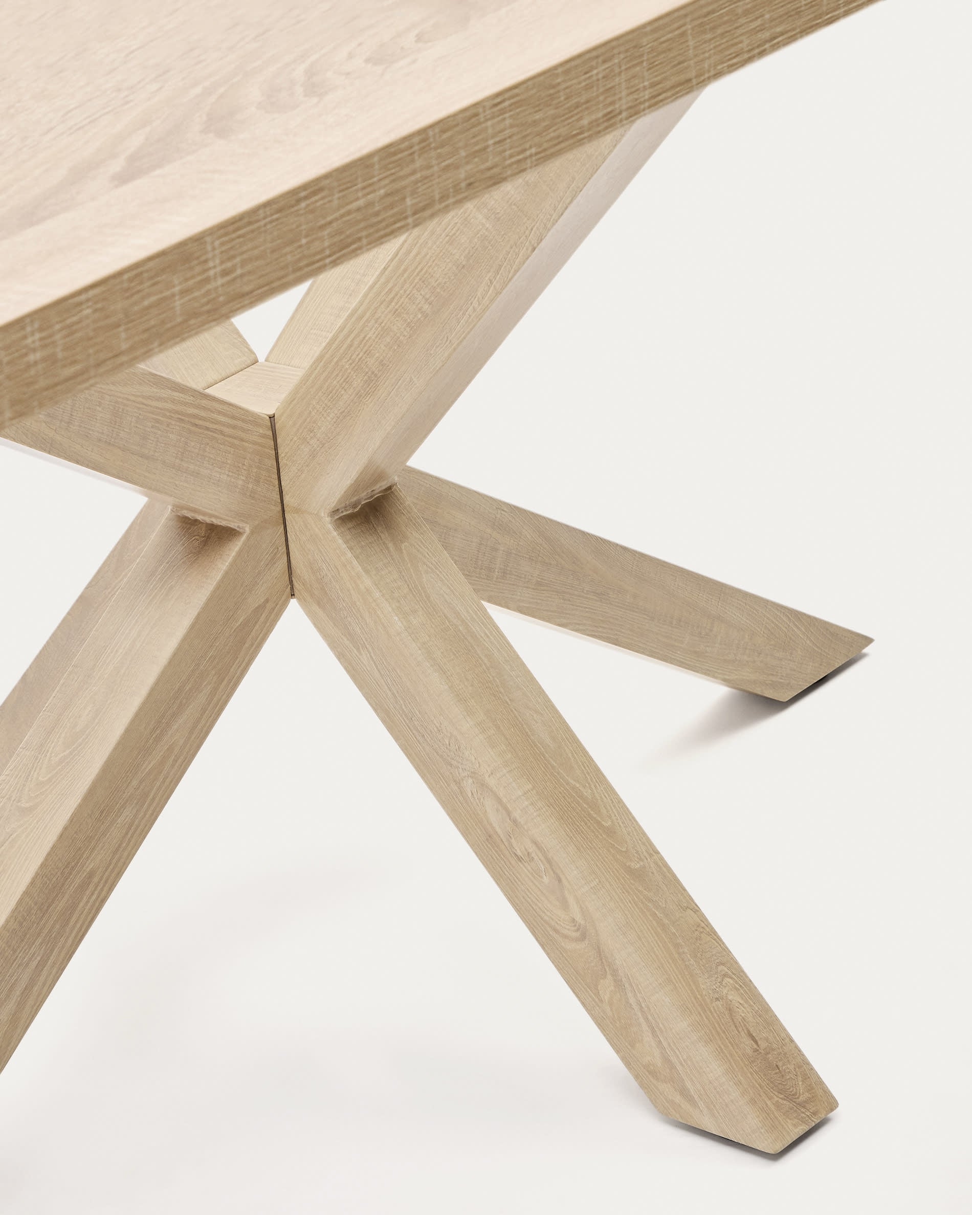 Erleben Sie den stilvollen Tisch Argo von Kave Home: 160 x 100 cm, mit natürlicher Melamin-Oberfläche und robusten Stahlbeinen in Holzoptik.