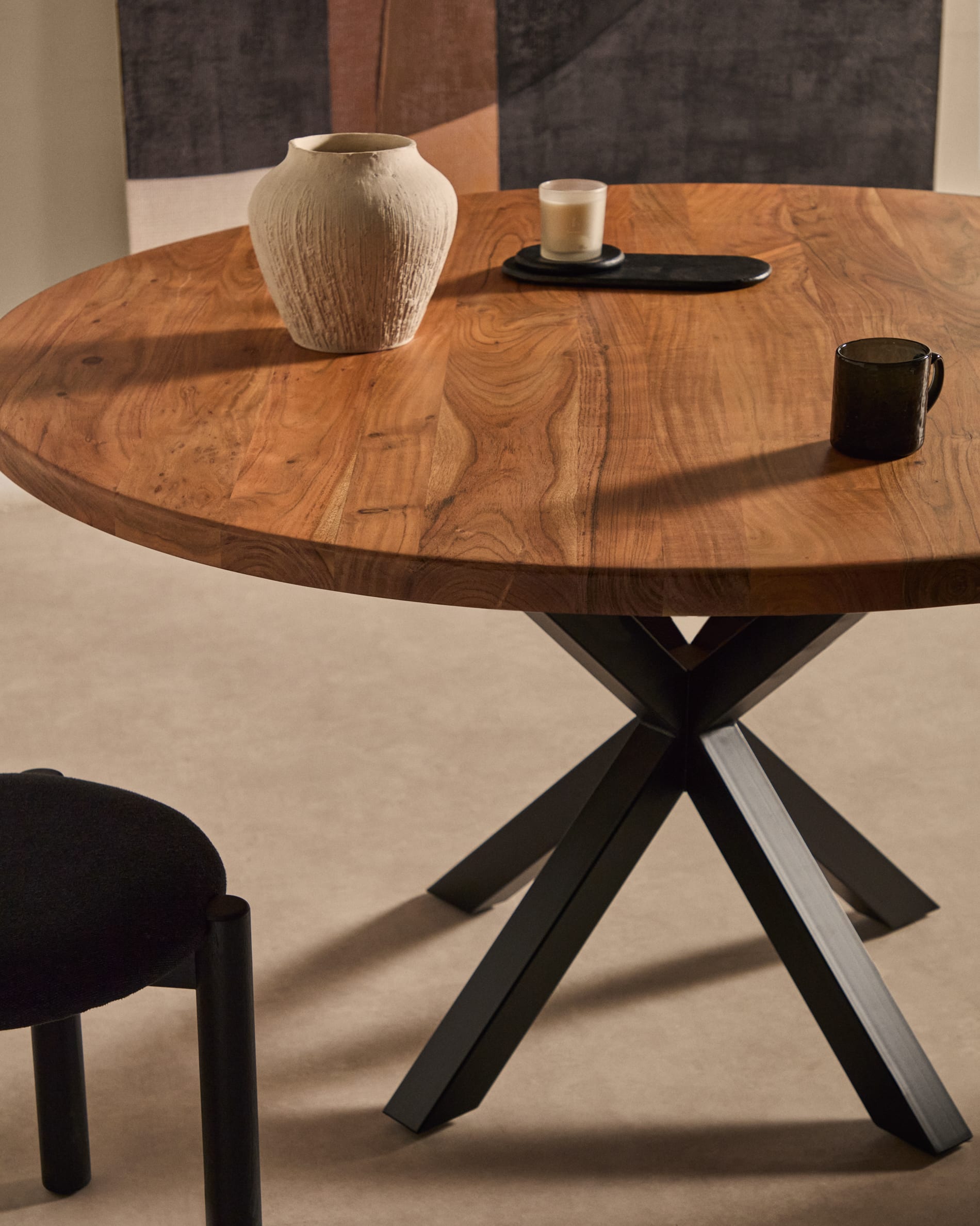 Runder Tisch Argo aus Akazienholz mit robusten Stahlbeinen in Schwarz, Ø 150 cm, ideal für stilvolle Essbereiche.