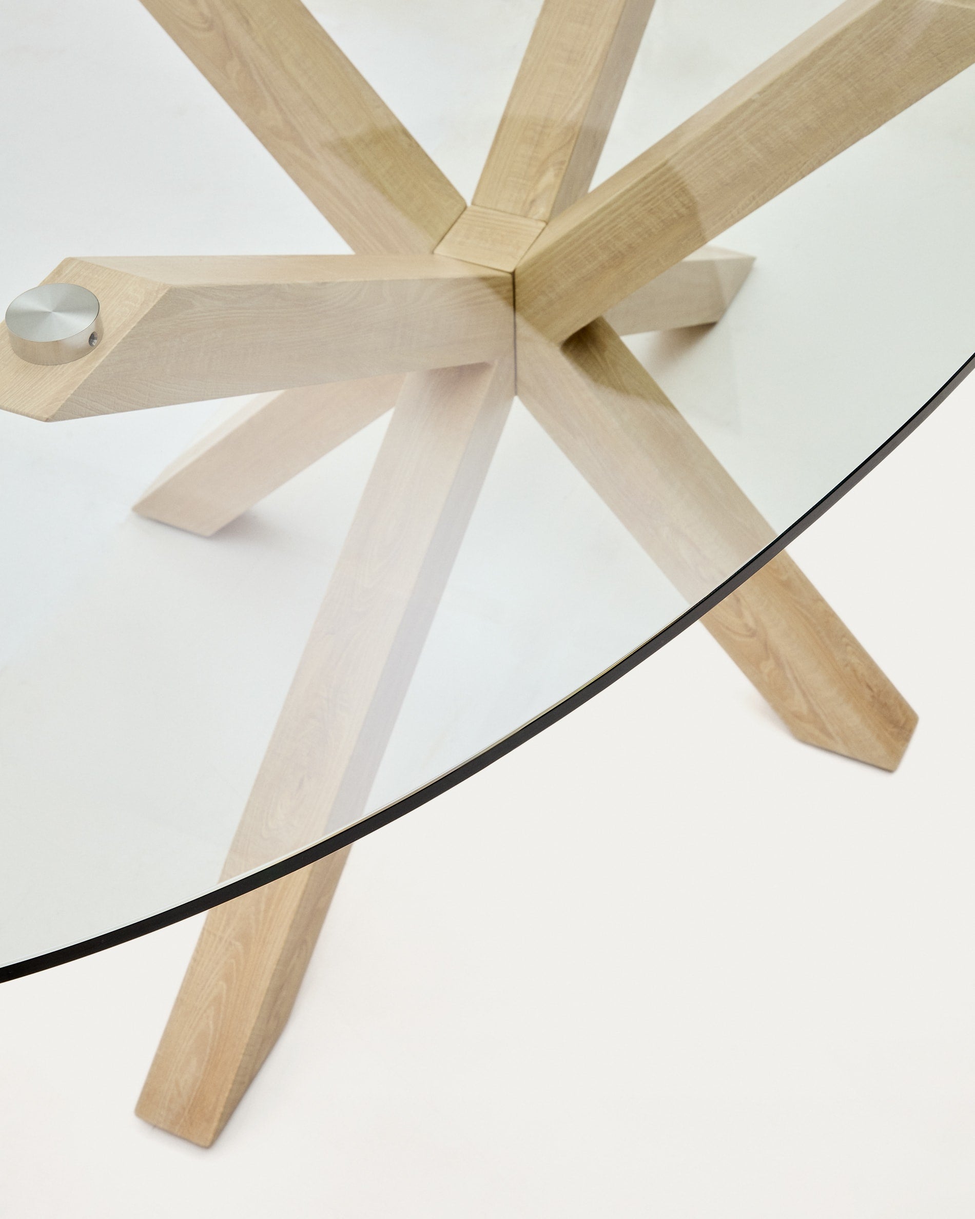 Moderner ovaler Esstisch Argo von Kave Home, Ø 200 x 100 cm, mit eleganter Glasplatte und stabilen Stahlbeinen in Holzoptik – perfekt für gesellige Anlässe.