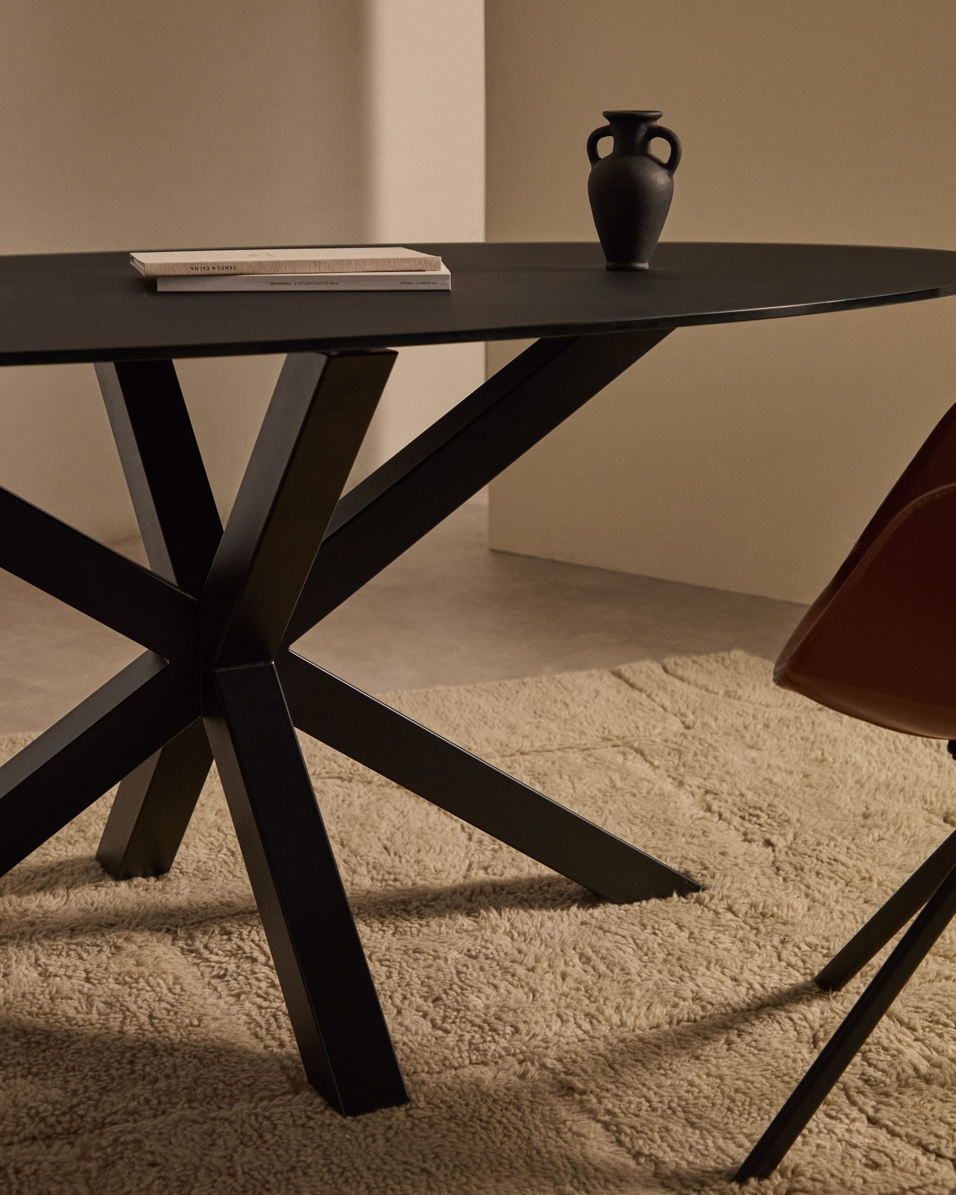 Moderner Argo Tisch: Transparentes Glas, schwarze Stahlbeine, 200x100 cm, stilvolles Design von Kave Home.