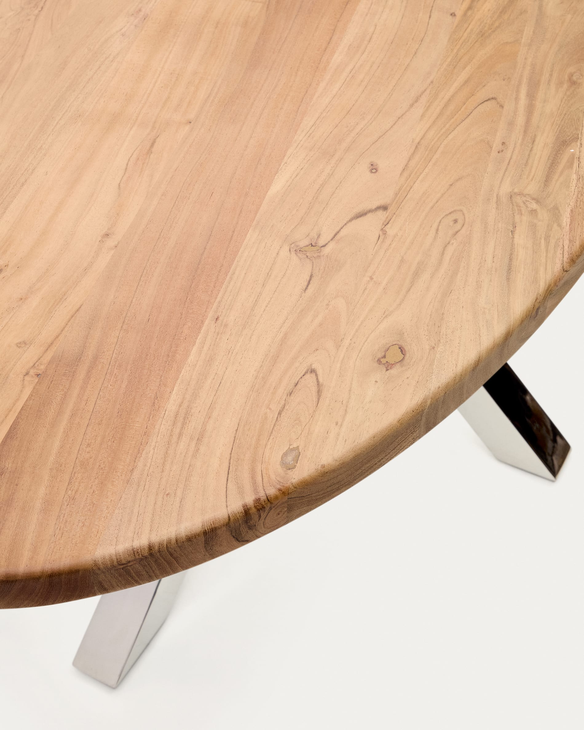 Stilvoller ovaler Esstisch Argo aus massivem Akazienholz mit stabilen Stahlbeinen, perfekt für gesellige Runden. Maße: Ø 200 x 100 cm.