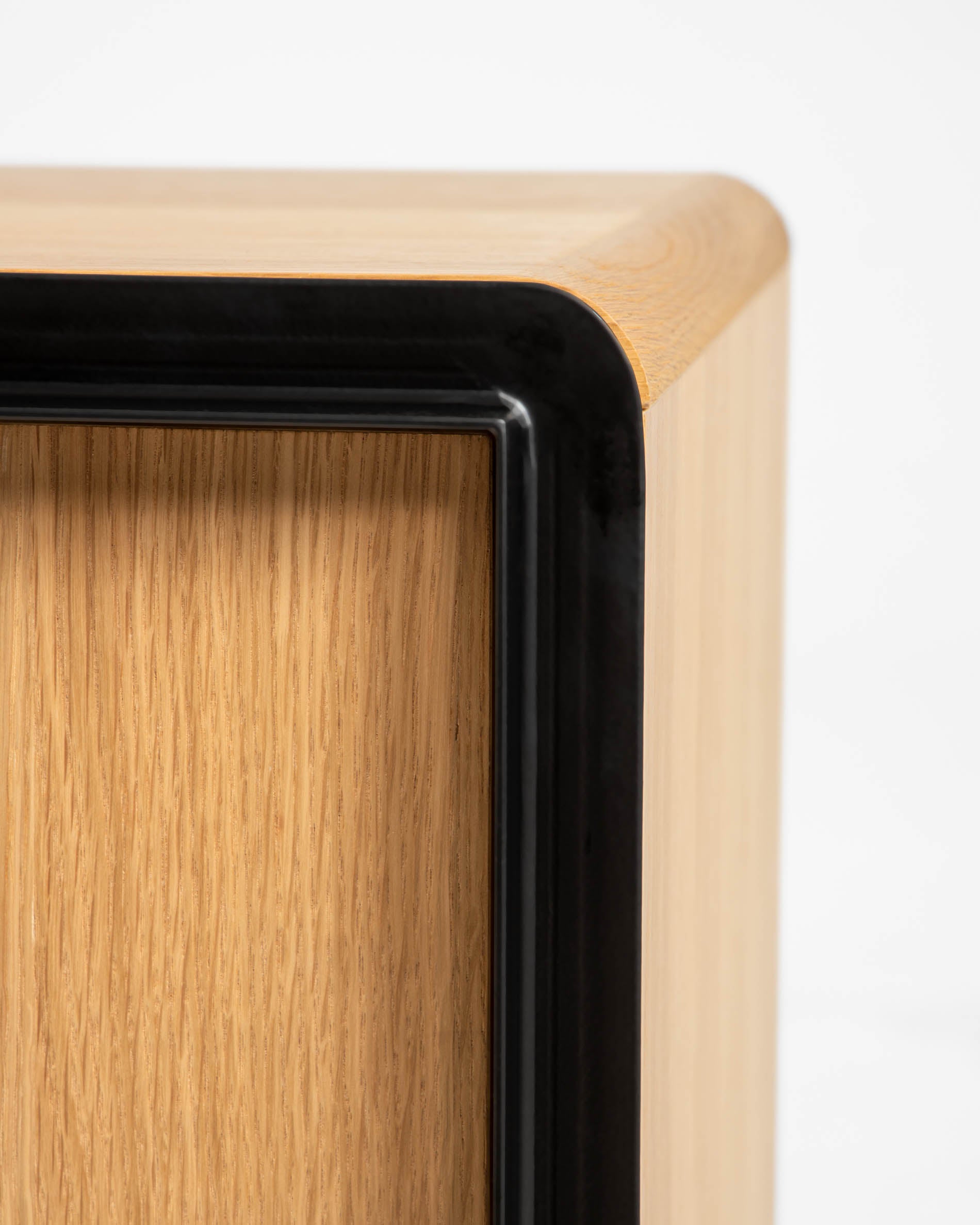 Nadyria TV-Schrank 3 Türen Eichenfurnier und Stahl mit schwarzem Finish 180 x 50 cm in präsentiert im Onlineshop von KAQTU Design AG. TV-Möbel ist von Kave Home