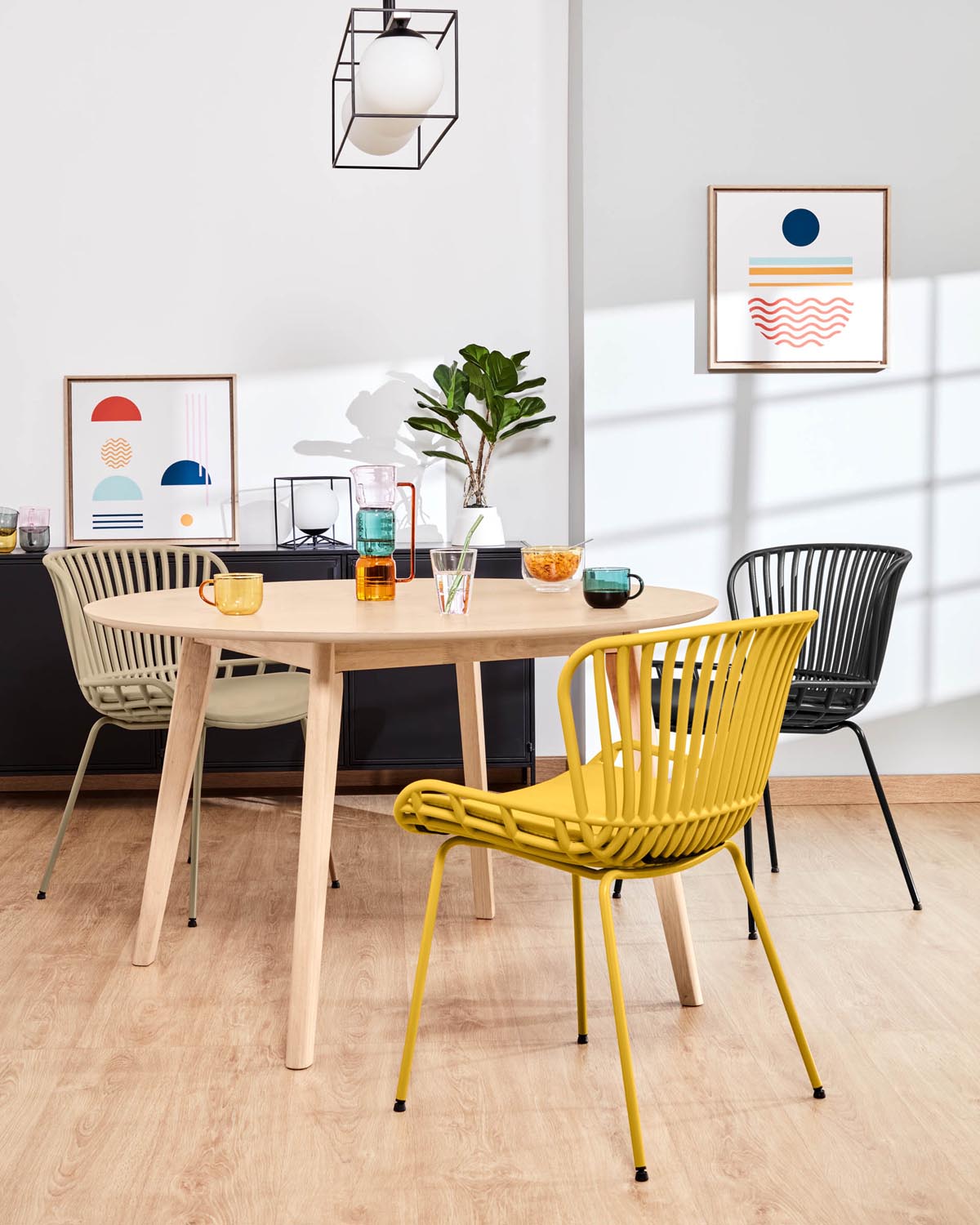 Stilvoller Surpik Stuhl mit schwarzen Stahlbeinen von Kave Home.