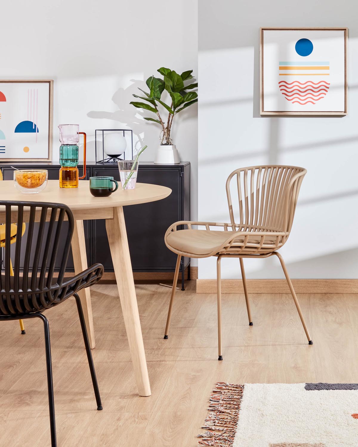 Eleganter Surpik Stuhl in Beige mit stabilen Stahlbeinen von Kave Home.