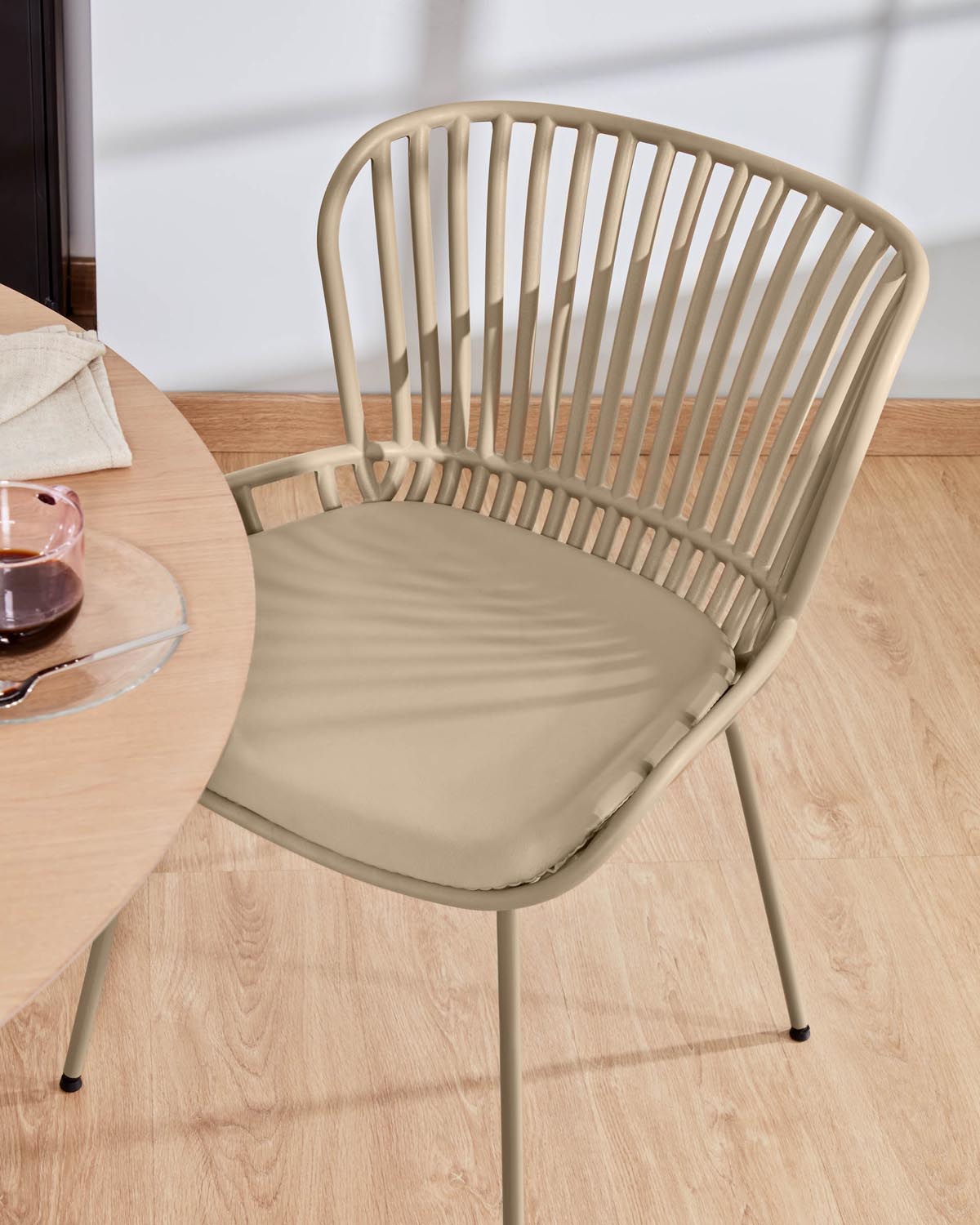 Stilvoller Surpik Stuhl in Beige mit robusten Stahlbeinen von Kave Home.