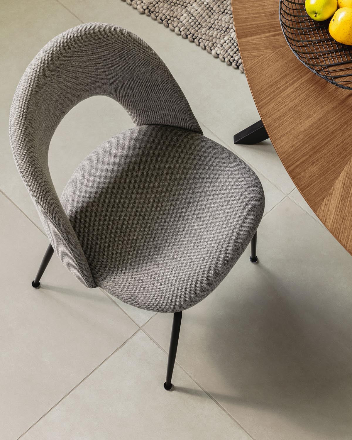 Mahalia Stuhl: Hellgrau, schwarze Stahlbeine, modernes Design.