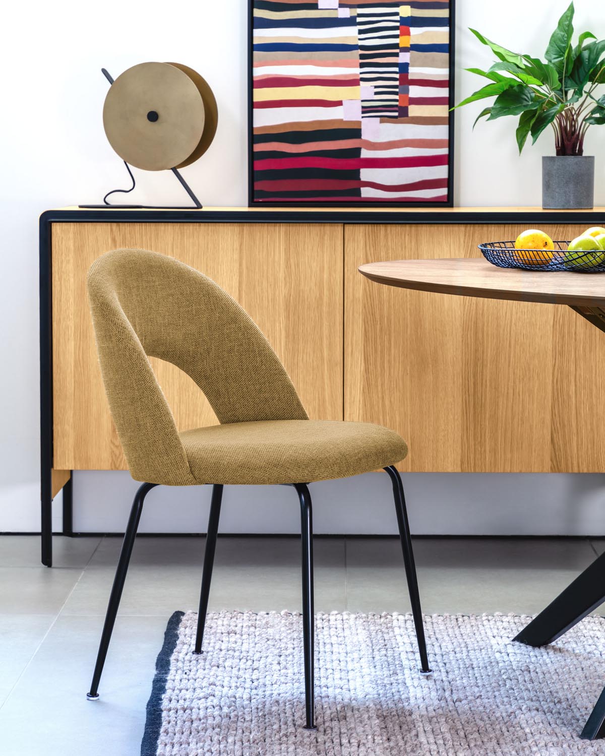 Mahalia Stuhl: Senfgelb, schwarze Stahlbeine, stilvoll von Kave Home.