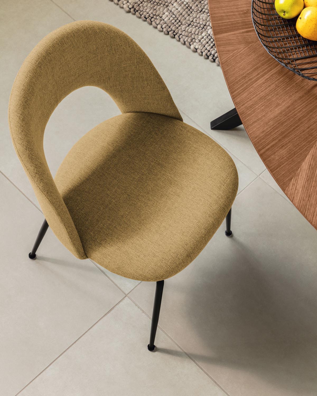 Mahalia Stuhl: Senfgelb, schwarze Beine, modernes Design von Kave Home.