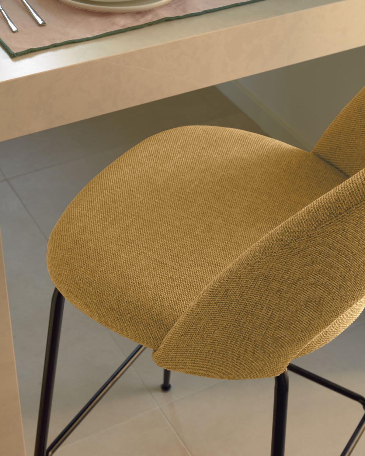 Eleganter Mahalia Barhocker in Senfgelb mit schwarzem Stahlgestell.