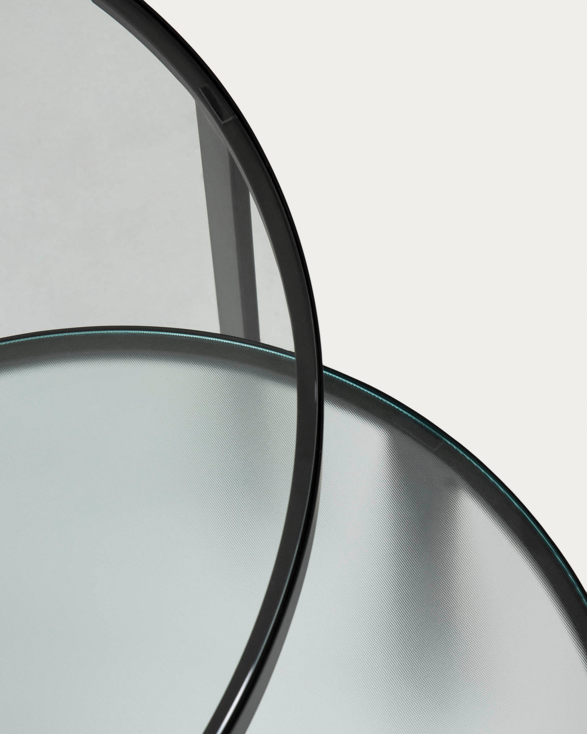 Entdecken Sie das Oni Set von Kave Home: Zwei stilvolle Beistelltische (Ø 70 cm und Ø 50 cm) aus elegantem Glas, ideal für jedes moderne Wohnzimmer.