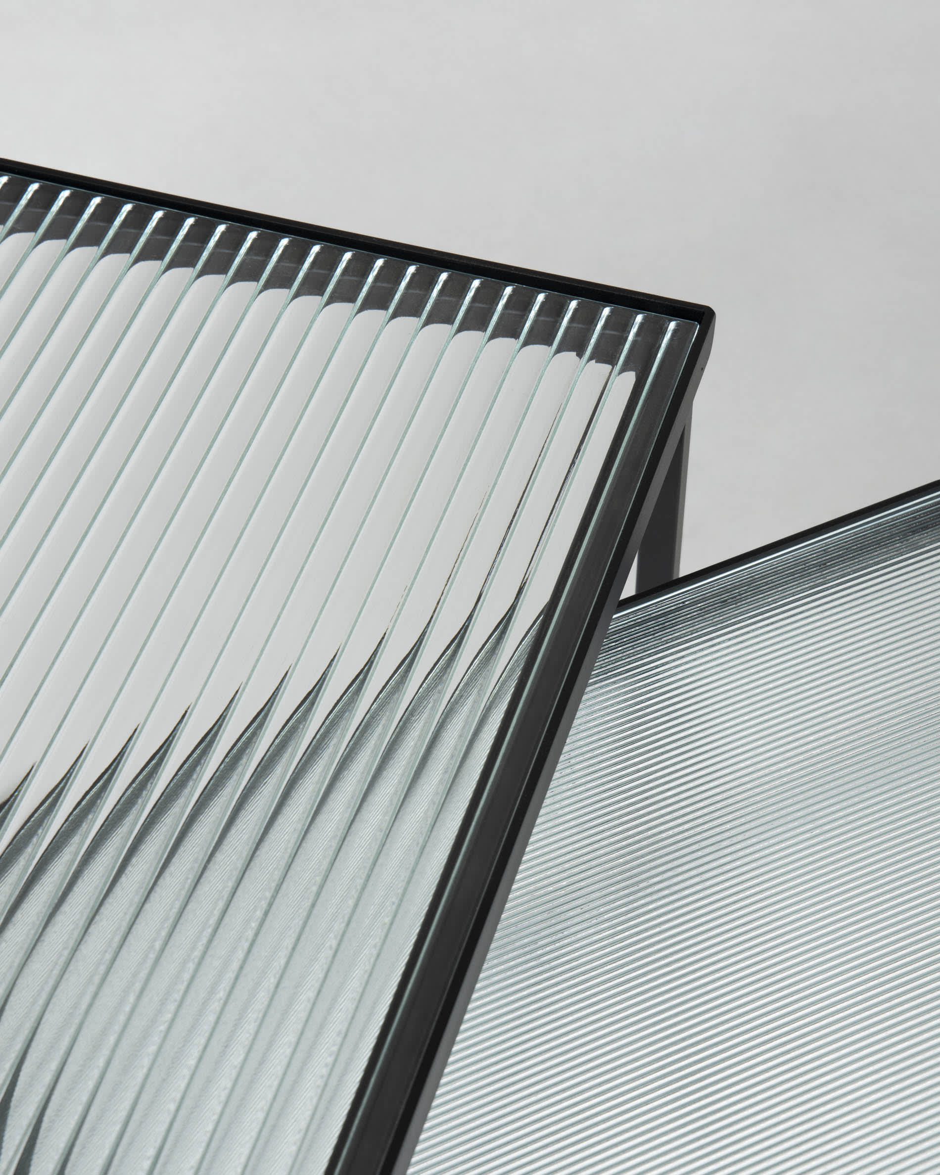 Verleihen Sie Ihrem Wohnzimmer mit dem Akemi Set aus 2 stilvollen Couchtischen von Kave Home einen modernen Akzent. Hochwertiges Glas und vielseitige Nutzungsmöglichkeiten.