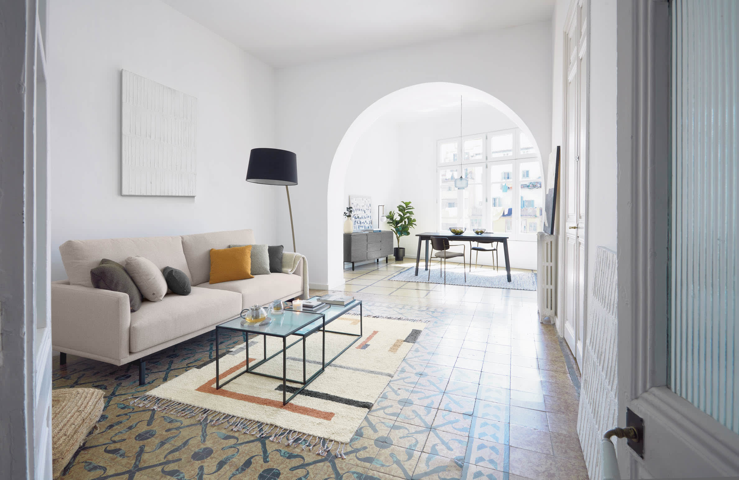 Das Akemi Set von Kave Home bietet zwei elegante Couchtische, die modernes Design und praktische Vielseitigkeit kombinieren.