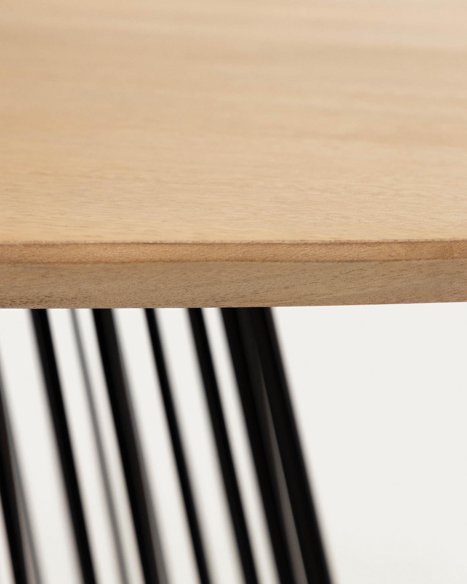 Der Leska Tisch von Kave Home kombiniert edles Mangoholz mit stabilen Stahlbeinen und bietet Platz für gesellige Zusammenkünfte in jedem Zuhause.