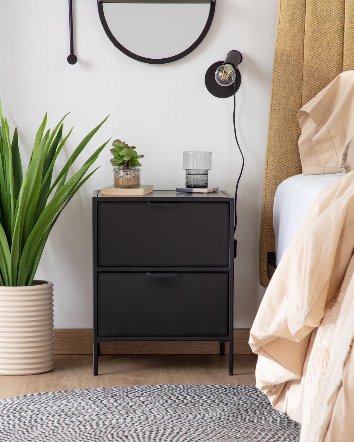 Eleganter Shantay Nachttisch aus schwarzem Stahl, 40x50 cm, Kave Home.