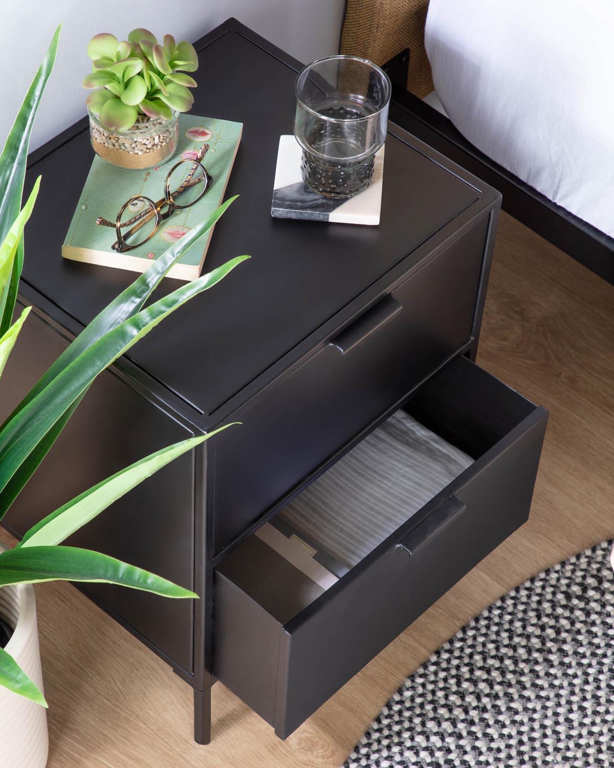 Moderner Shantay Nachttisch aus schwarzem Stahl, 40x50 cm, Kave Home.