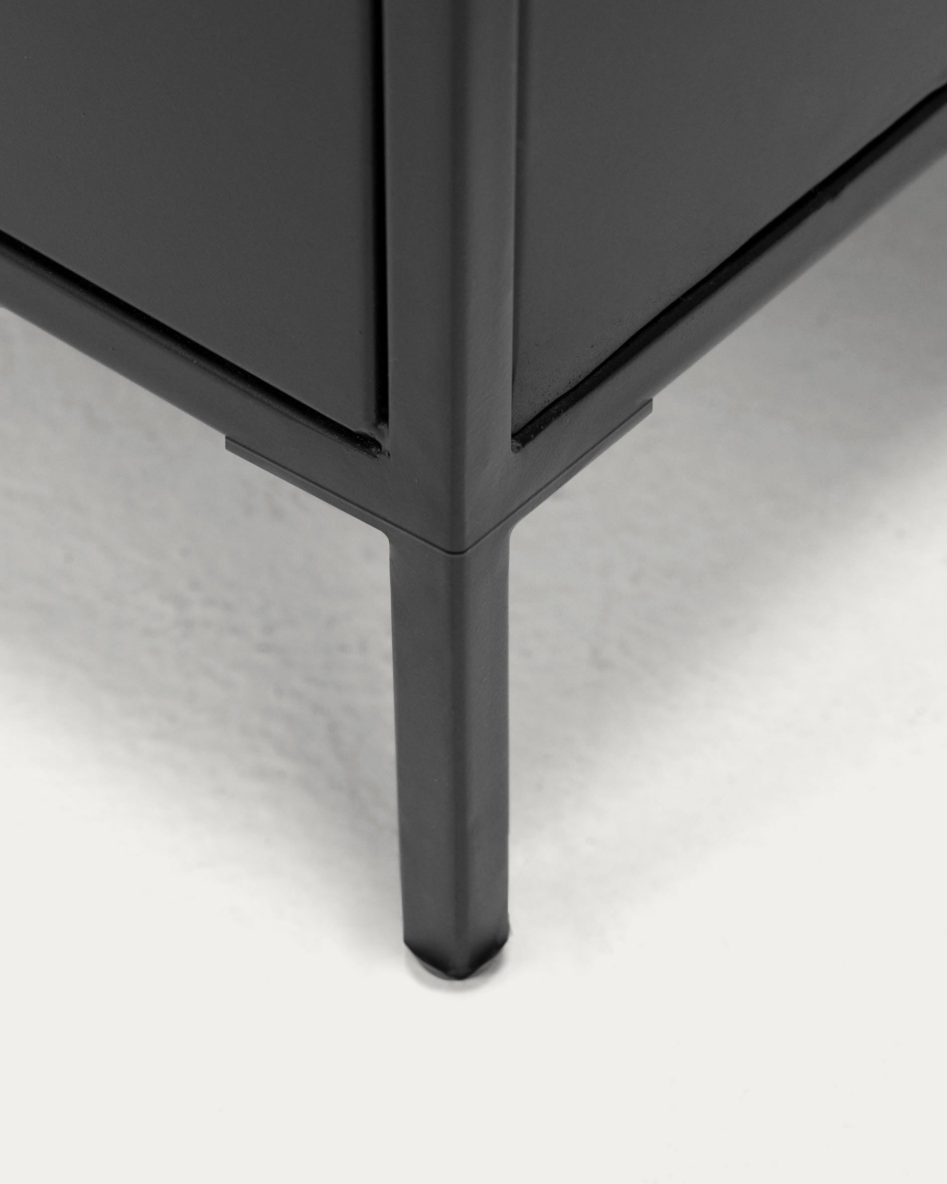 Stylischer Shantay TV-Schrank aus robustem Metall mit elegantem schwarzem Finish. Bietet praktische Aufbewahrung und passt perfekt in moderne Wohnräume.