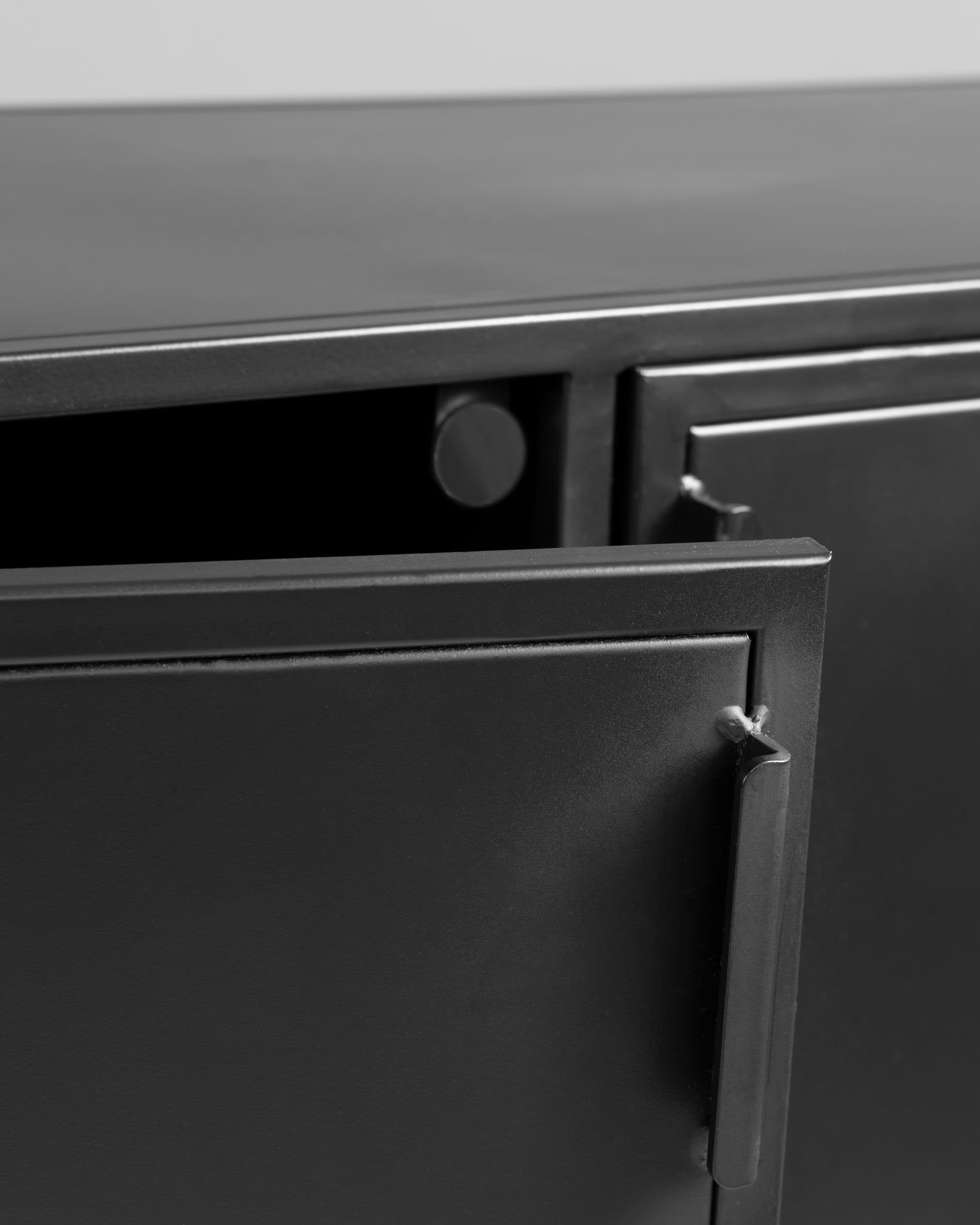 Stilvolles Shantay Sideboard aus hochwertigem Stahl, 3 Türen, 160 x 72 cm, ideal für eleganten Stauraum im modernen Industrial Design.